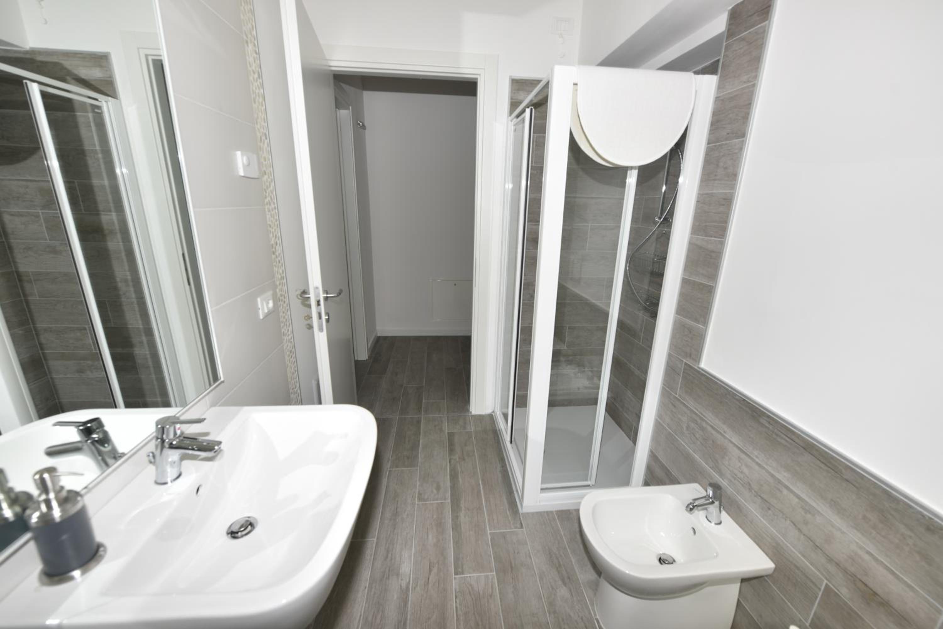 One-Bedroom Apartment with Lake View
