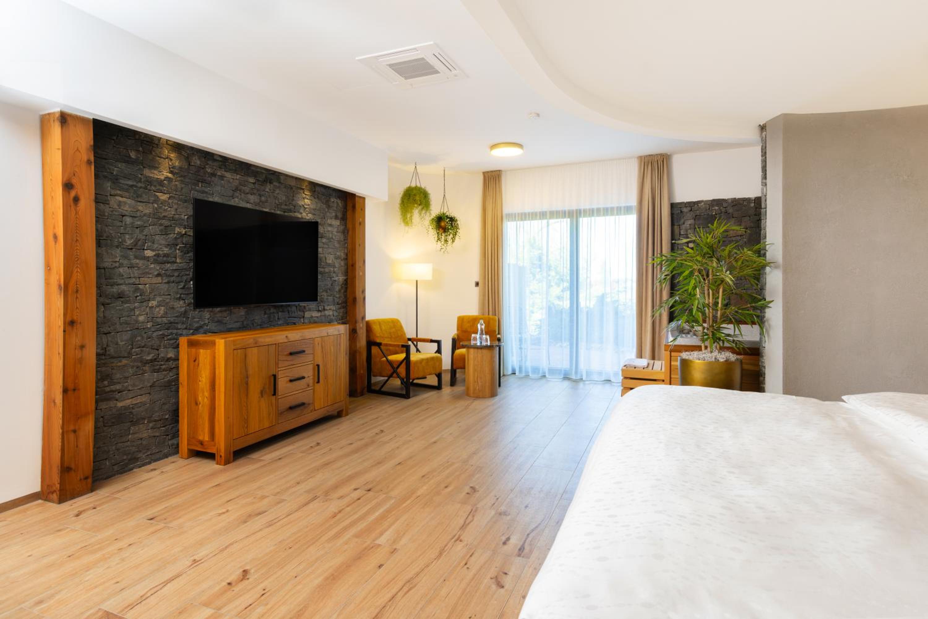Deluxe Suite with Spa Bath and Sauna - Photo 2