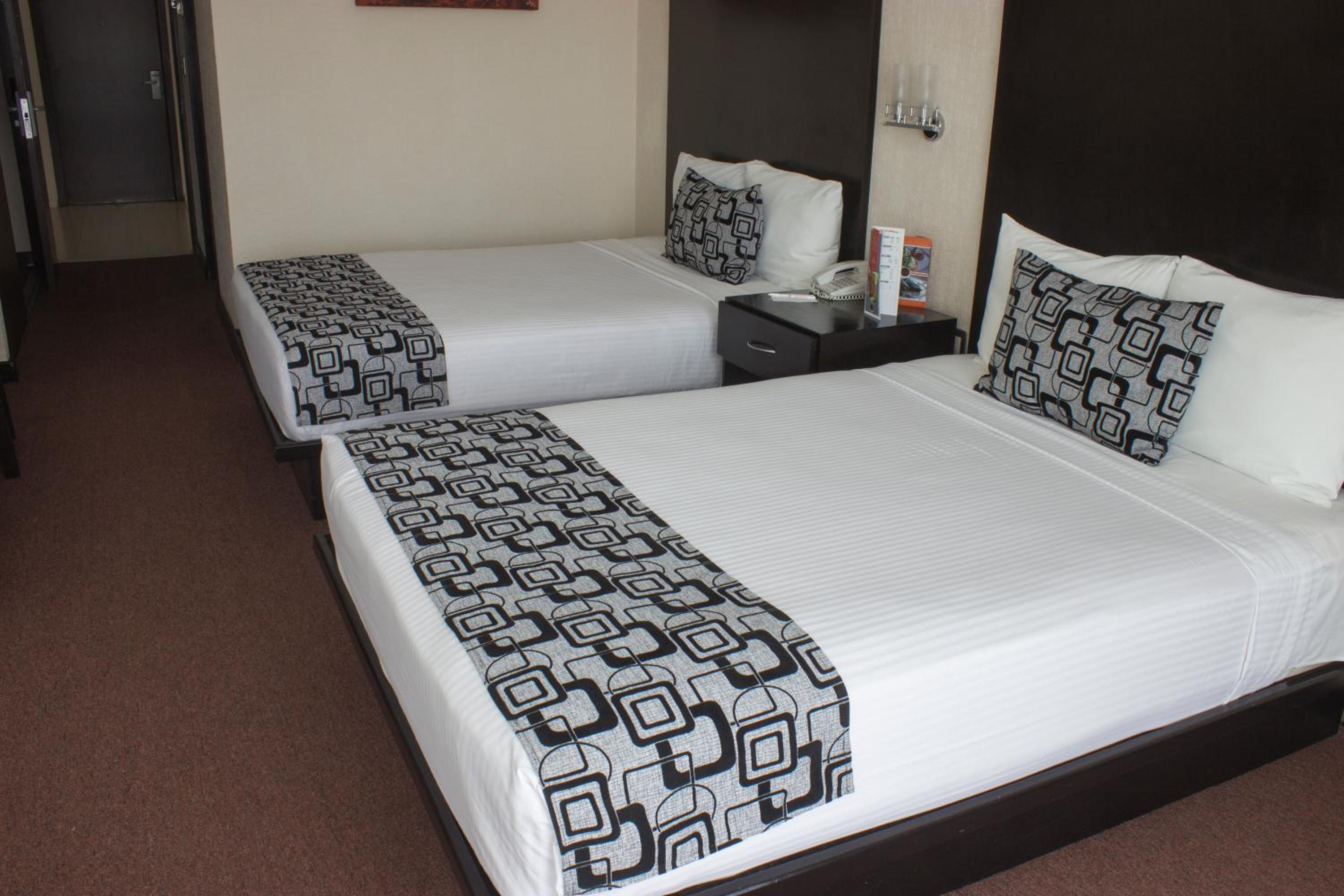 Double Room with Two Double Beds - Non-Smoking - Photo 9