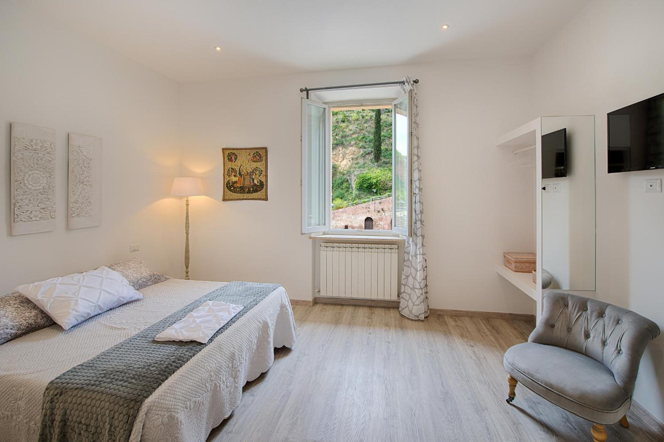 Deluxe Double Room - Photo 10