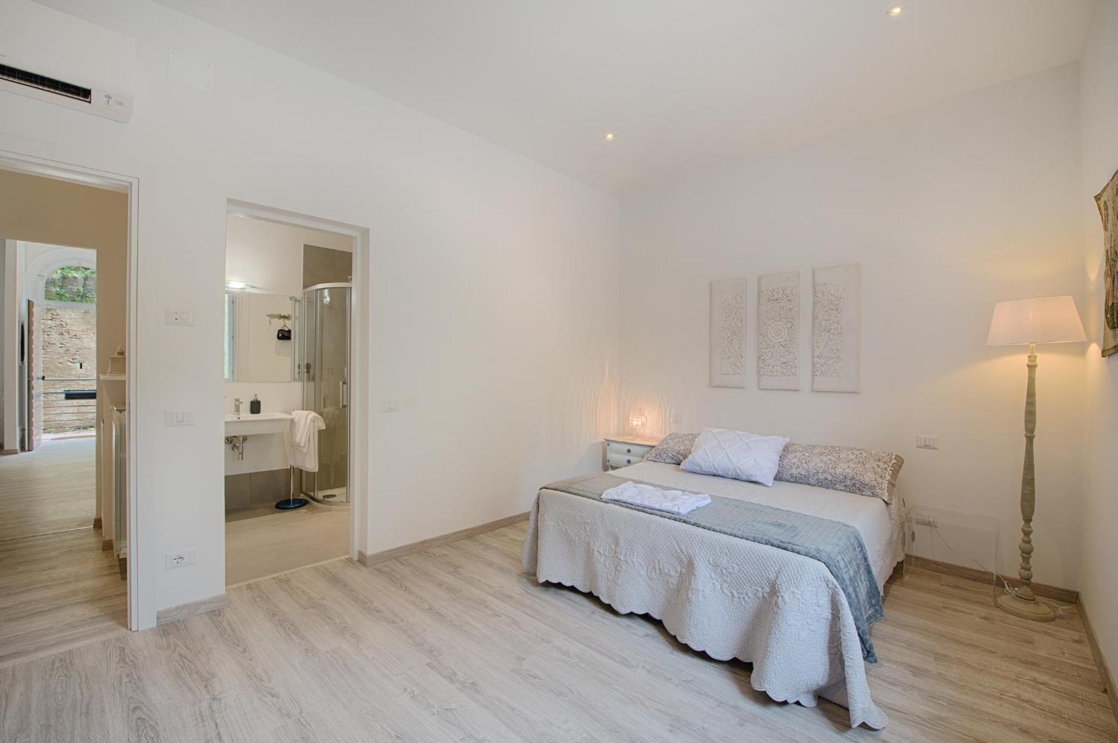 Deluxe Double Room - Photo 9