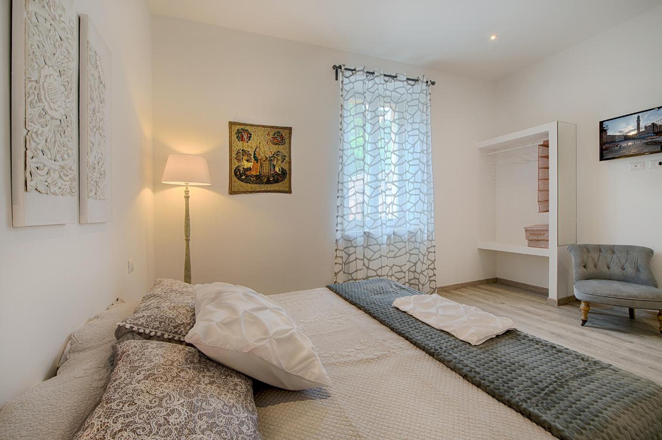 Deluxe Double Room - Photo 8