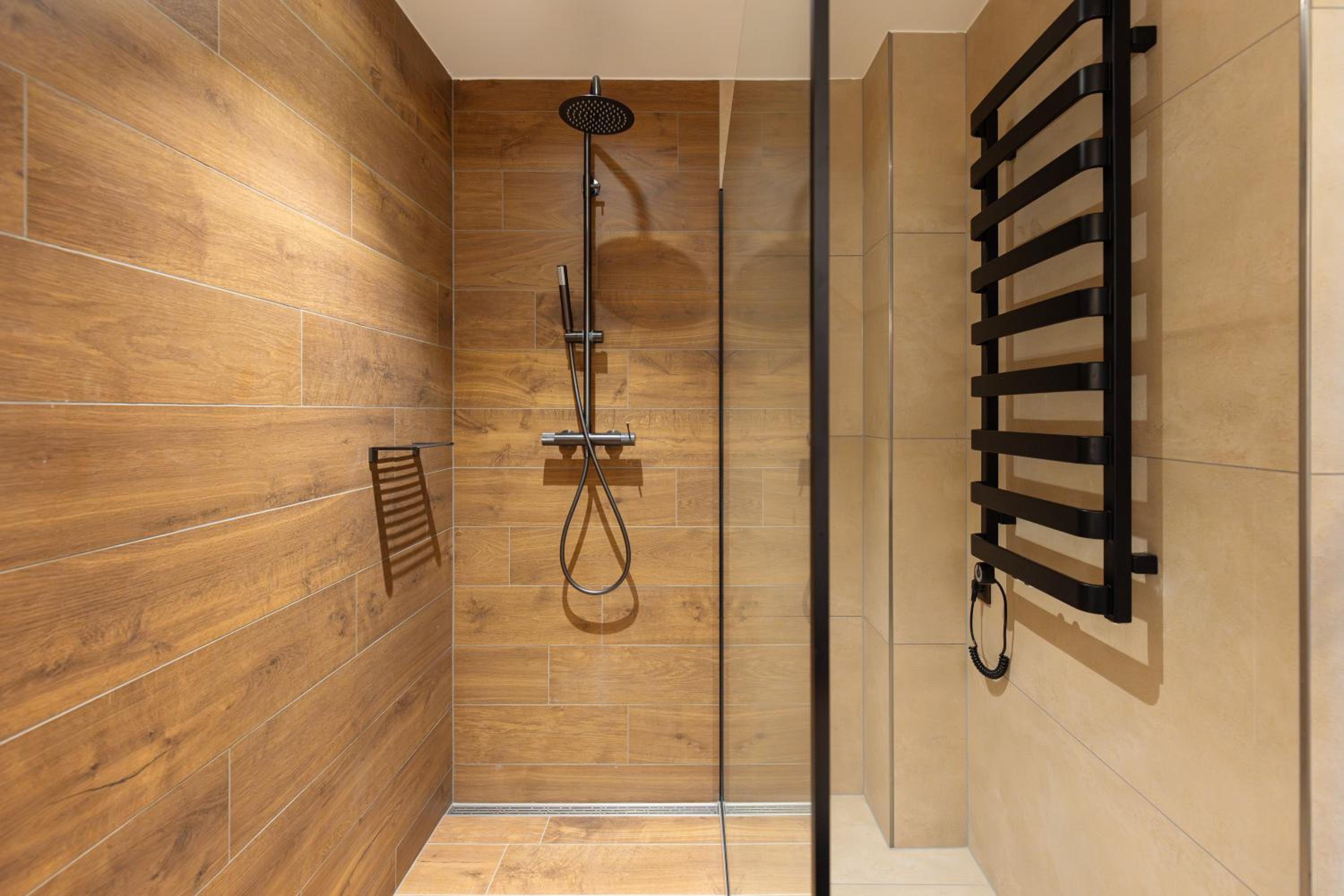 Deluxe Suite with Spa Bath and Sauna - Photo 5