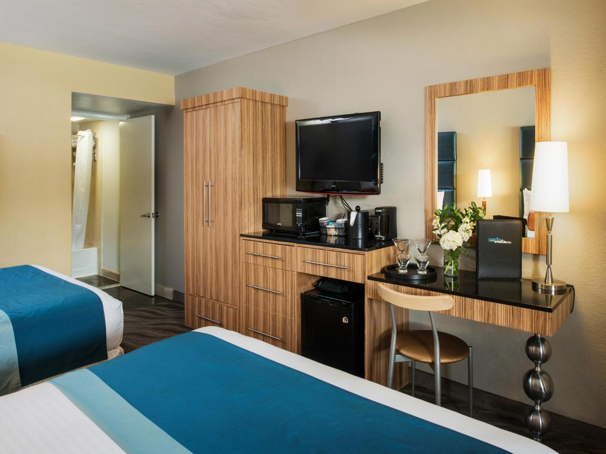 Queen Room with Two Queen Beds - Photo 3