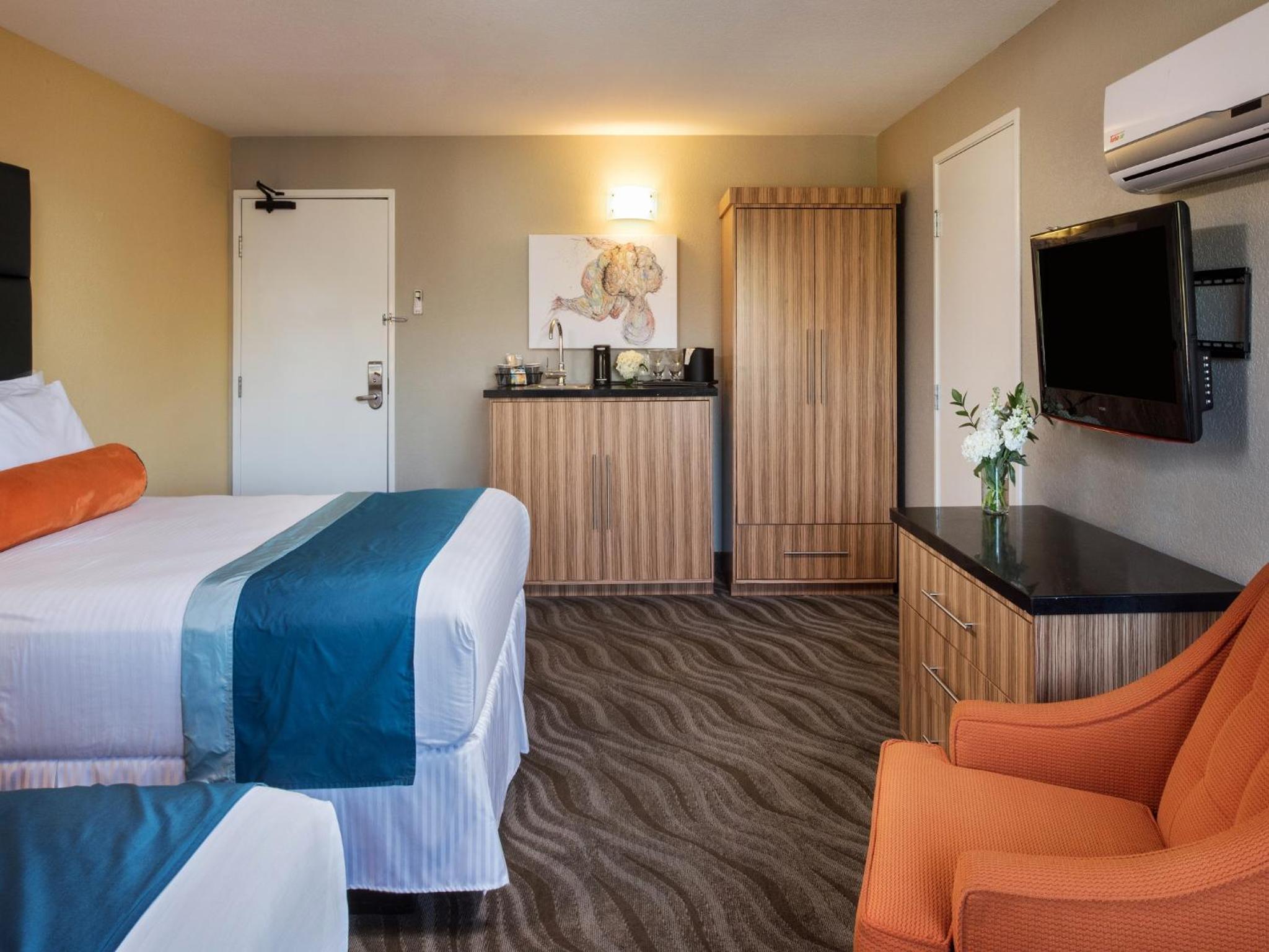 Superior Queen Room with Two Queen Beds - Photo 4