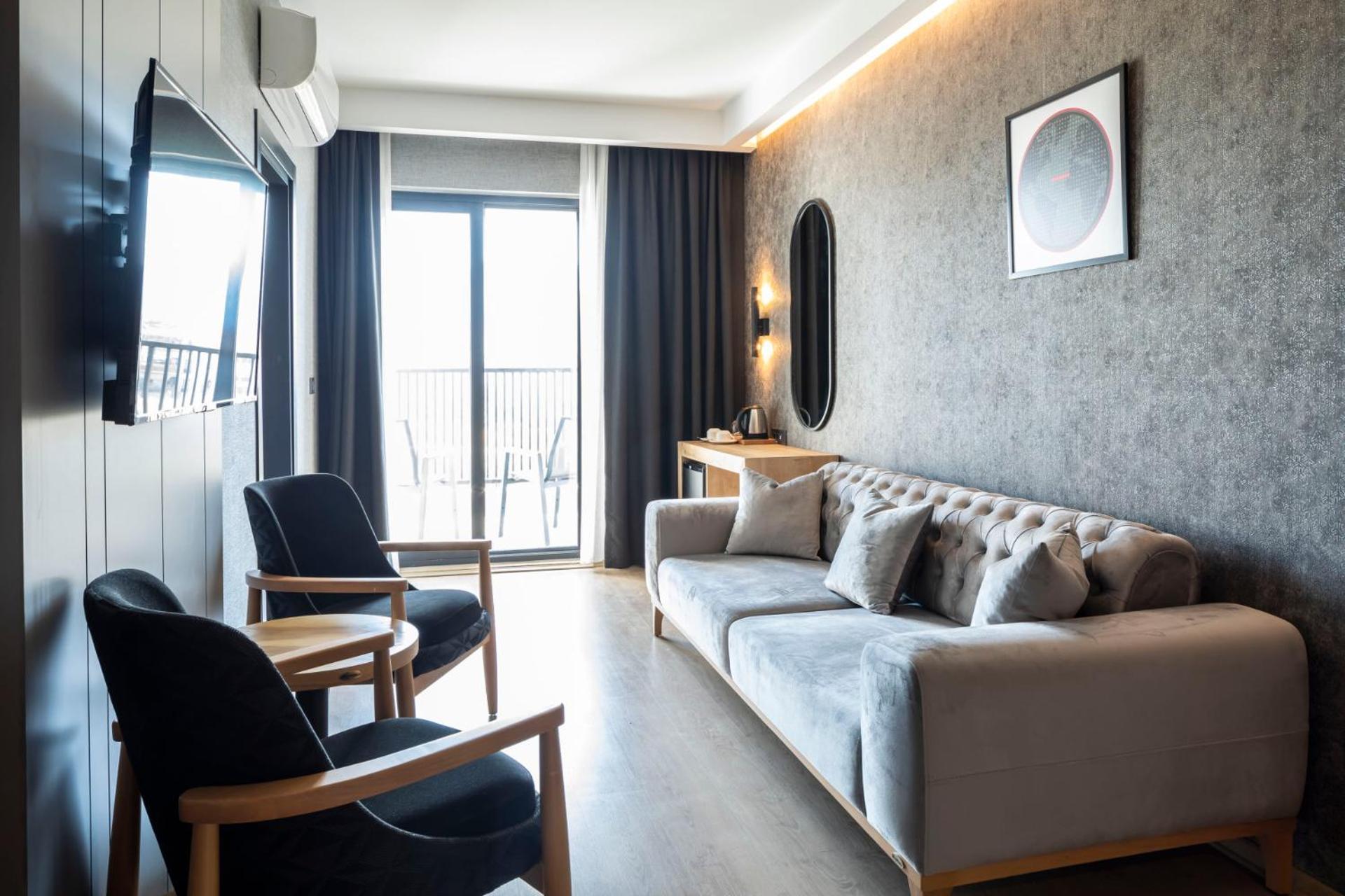 Suite with Two French Beds and Balcony - Land Side