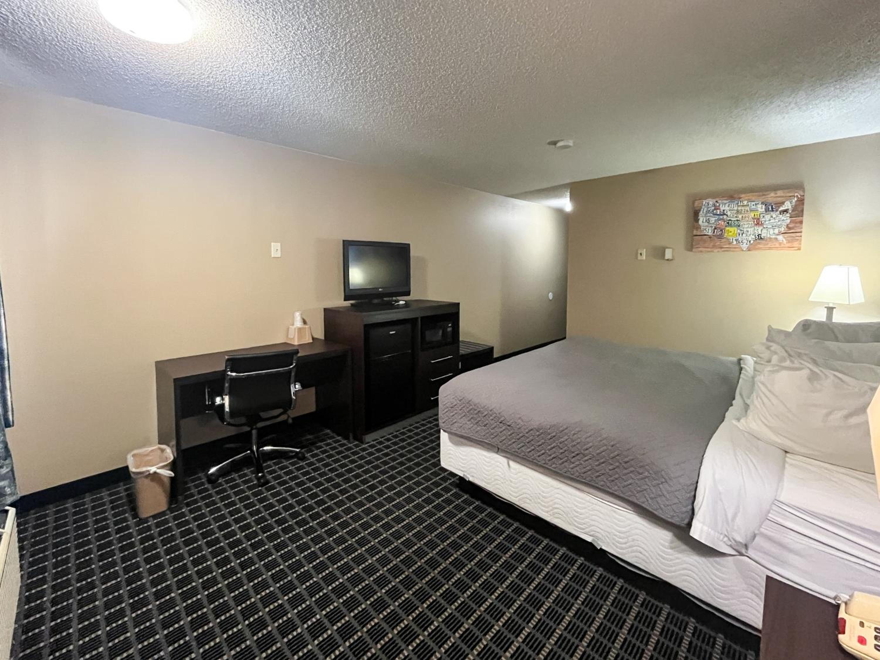 King Room with Roll-in Shower - Disability Access - Non-Smoking photo 2