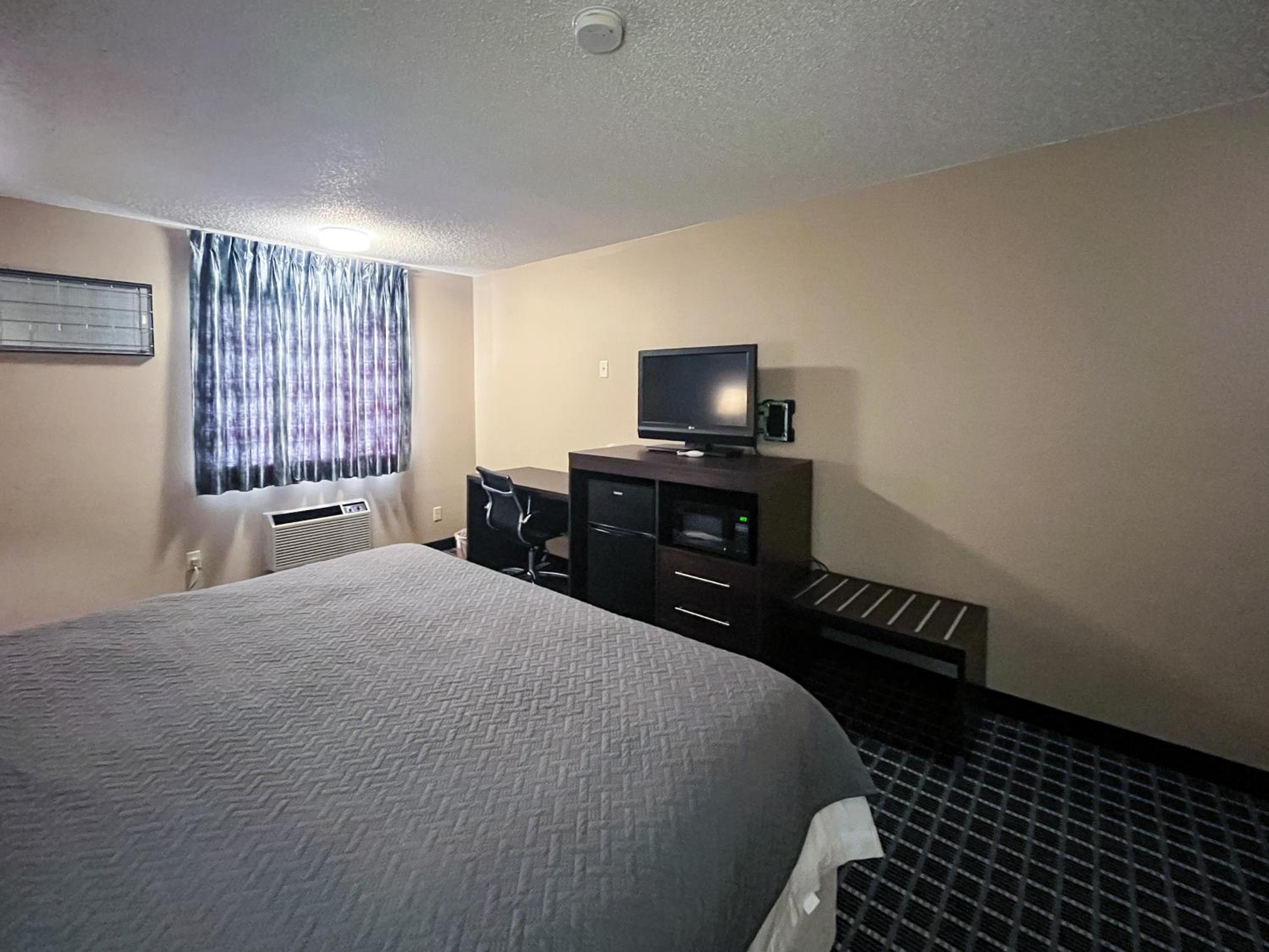 King Room with Roll-in Shower - Disability Access - Non-Smoking photo 1