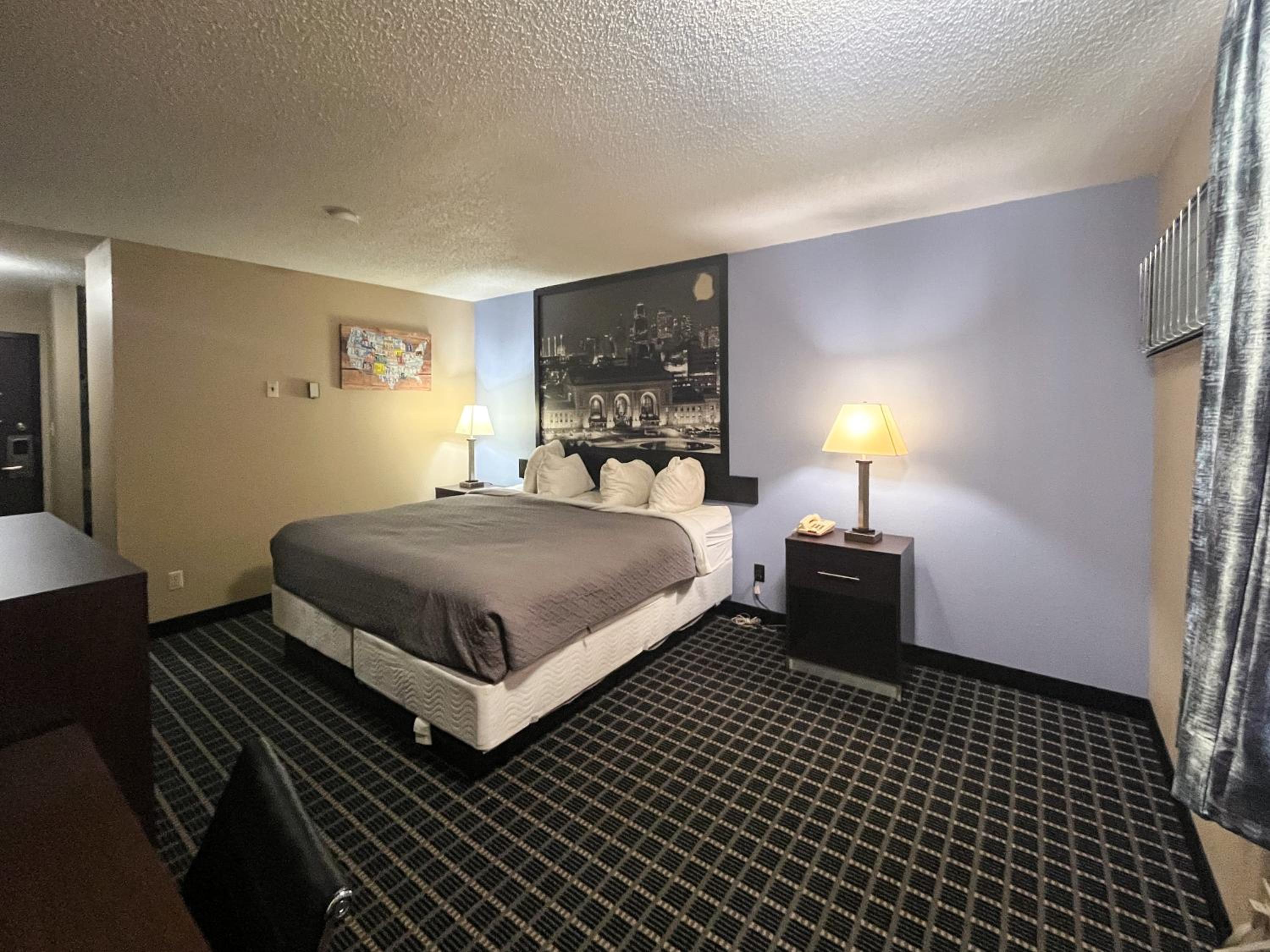King Room with Roll-in Shower - Disability Access - Non-Smoking photo 3