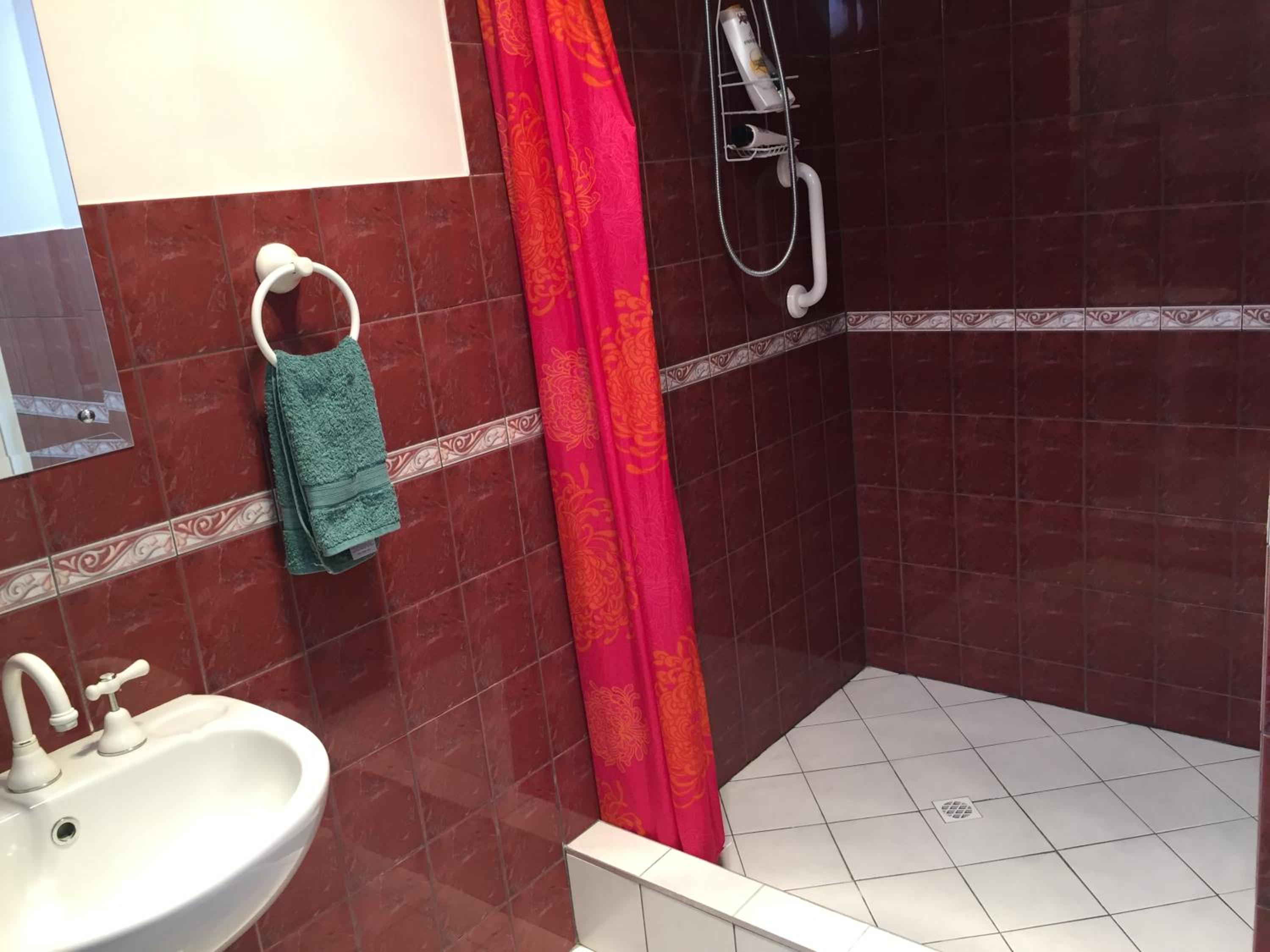 Large Single Room with Private Bathroom photo 3