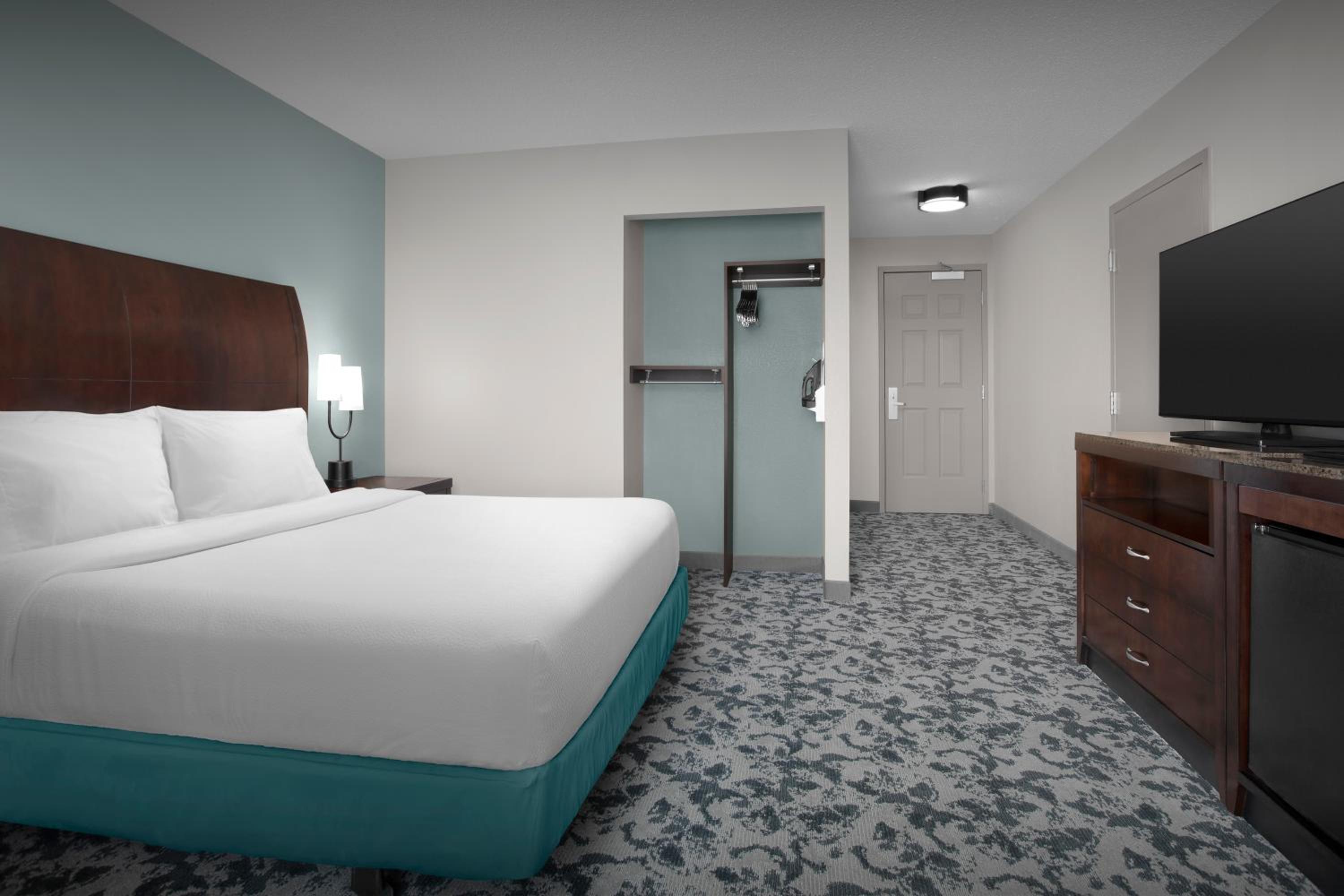 King Room with Transfer Shower - Mobility Accessible - Photo 4