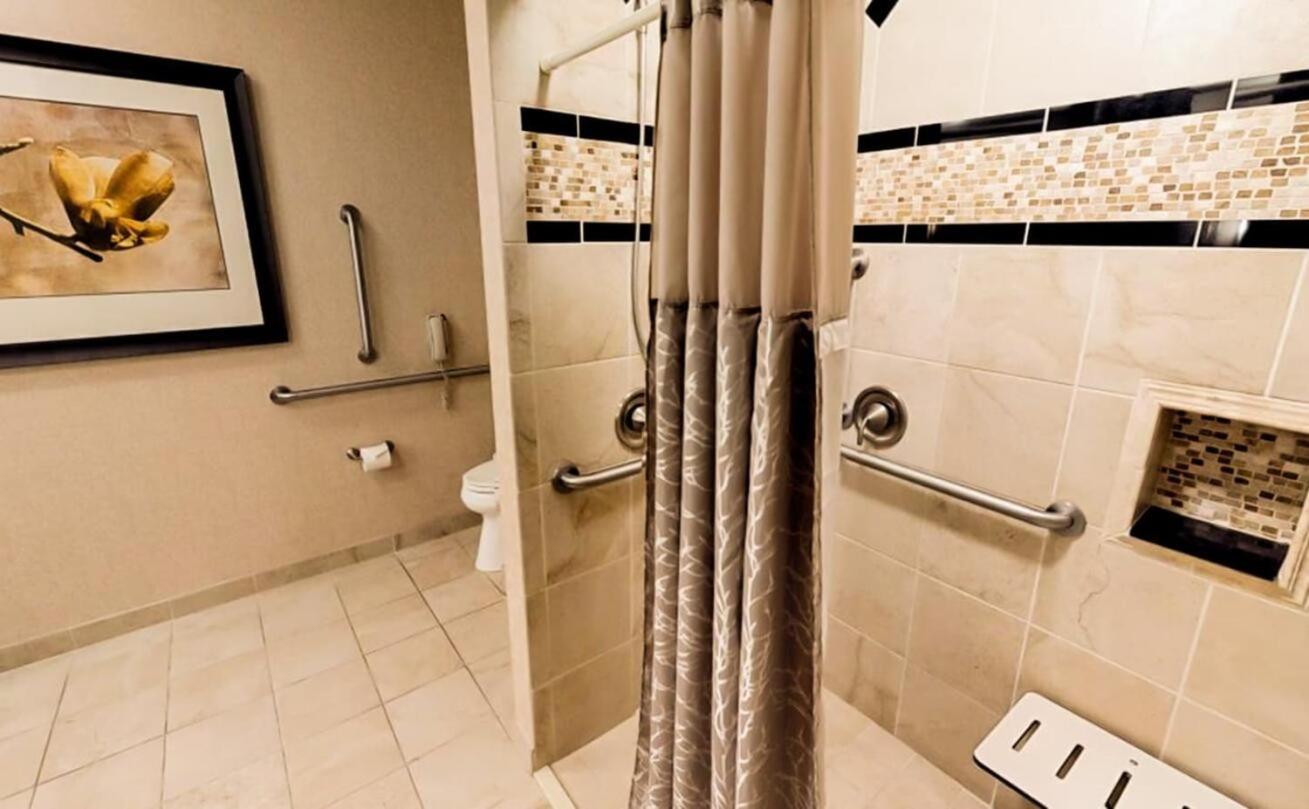 King Suite - Mobility Accessible - Photo 3