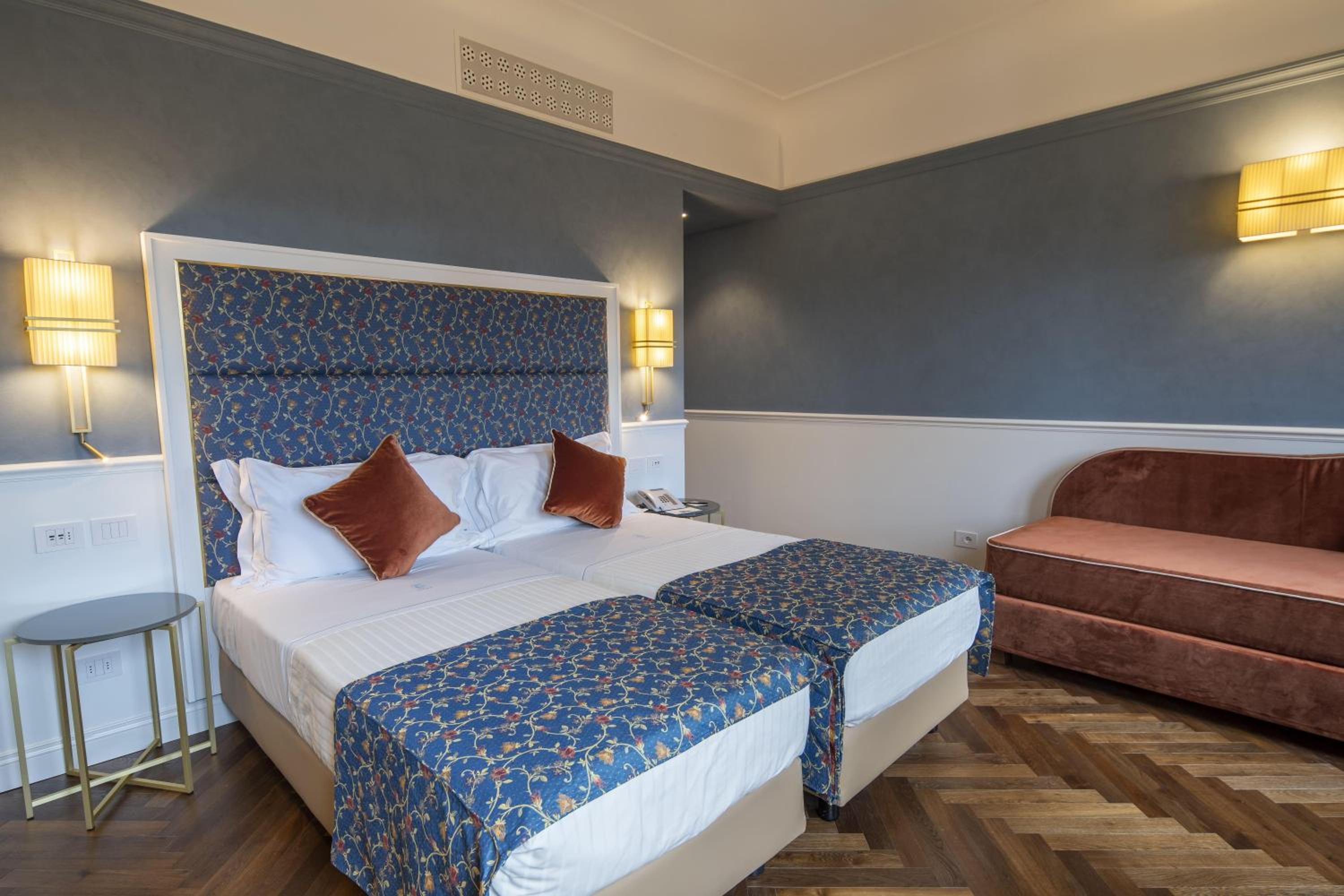 Deluxe Double or Twin Room thumbnail 6