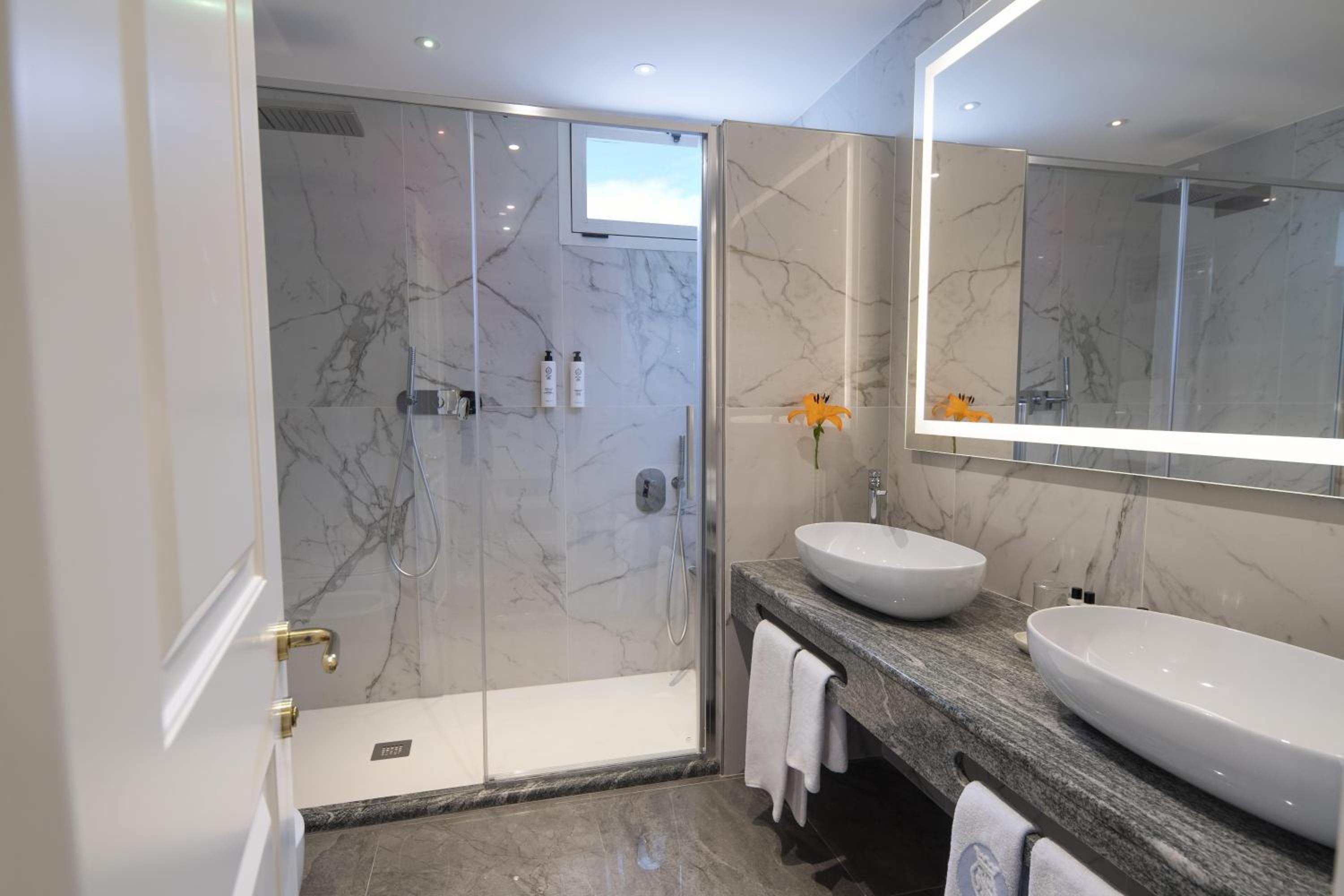 Deluxe Double or Twin Room thumbnail 5