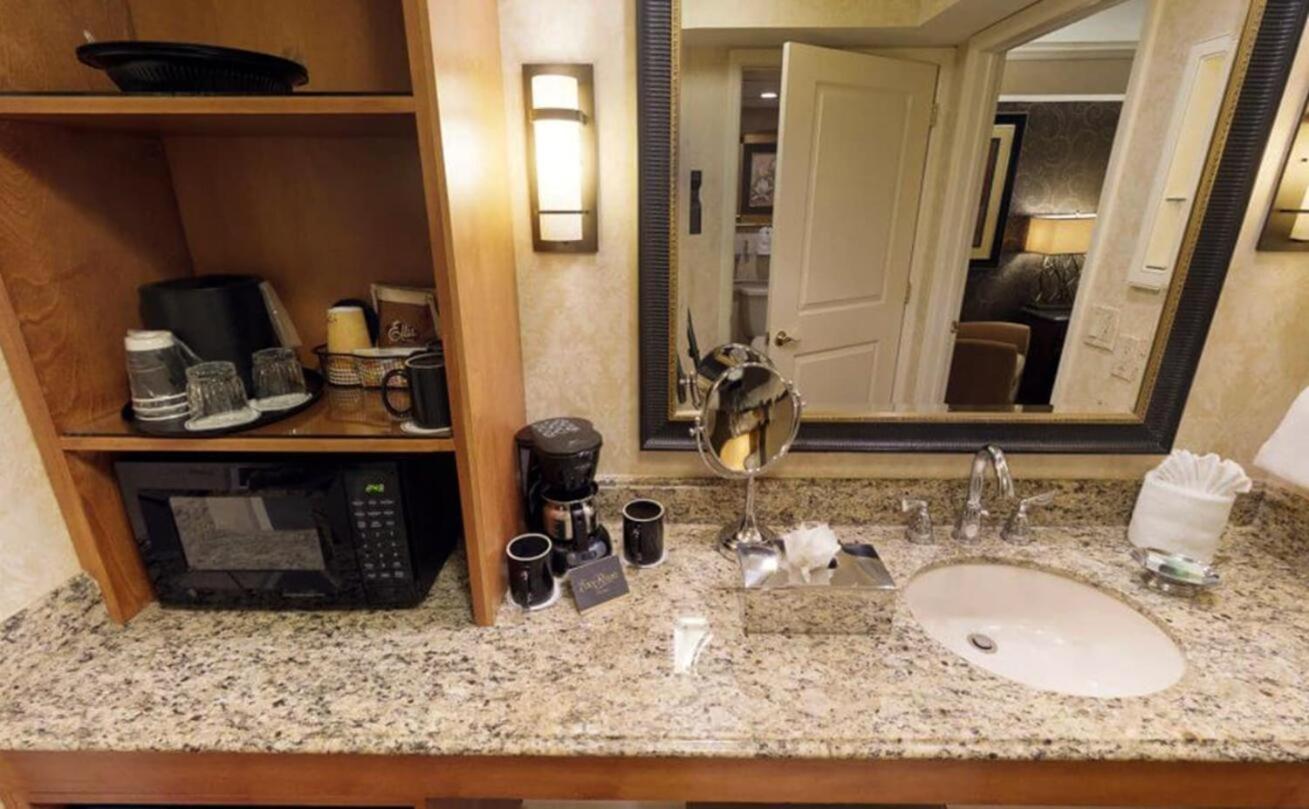 One-Bedroom King Suite with Two Queen Beds and Sofa Bed - Photo 5