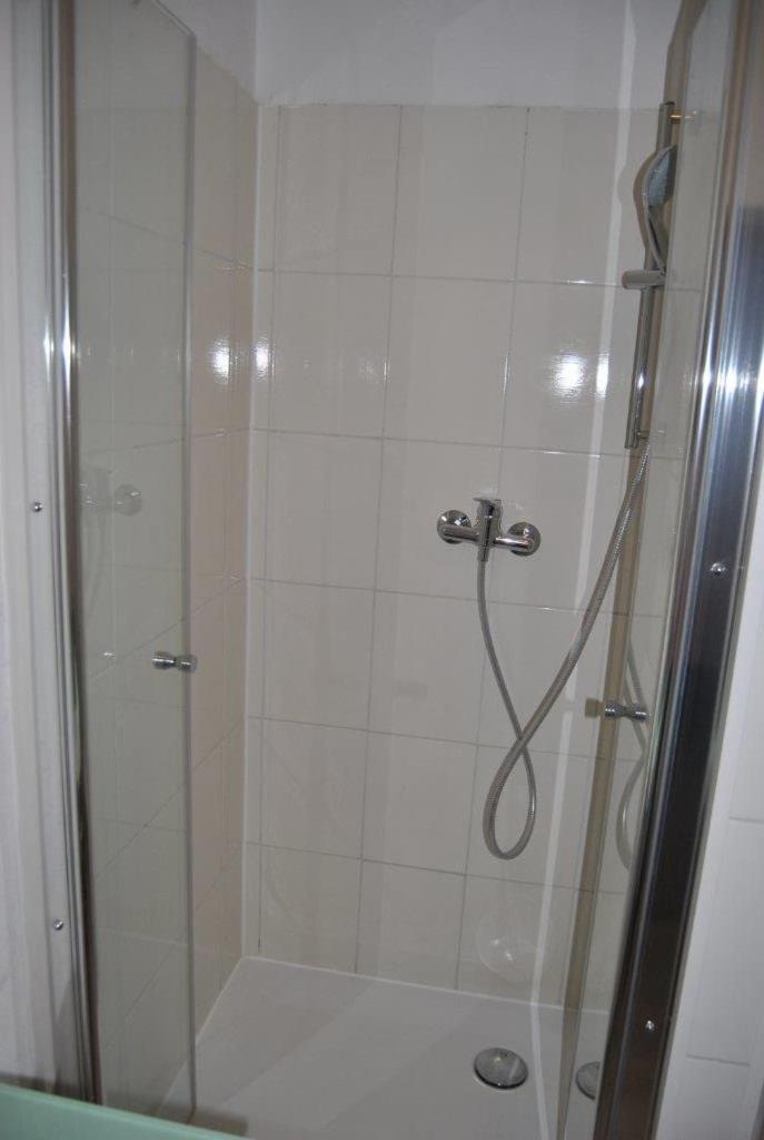 Deluxe One-Bedroom Apartment - Photo 2