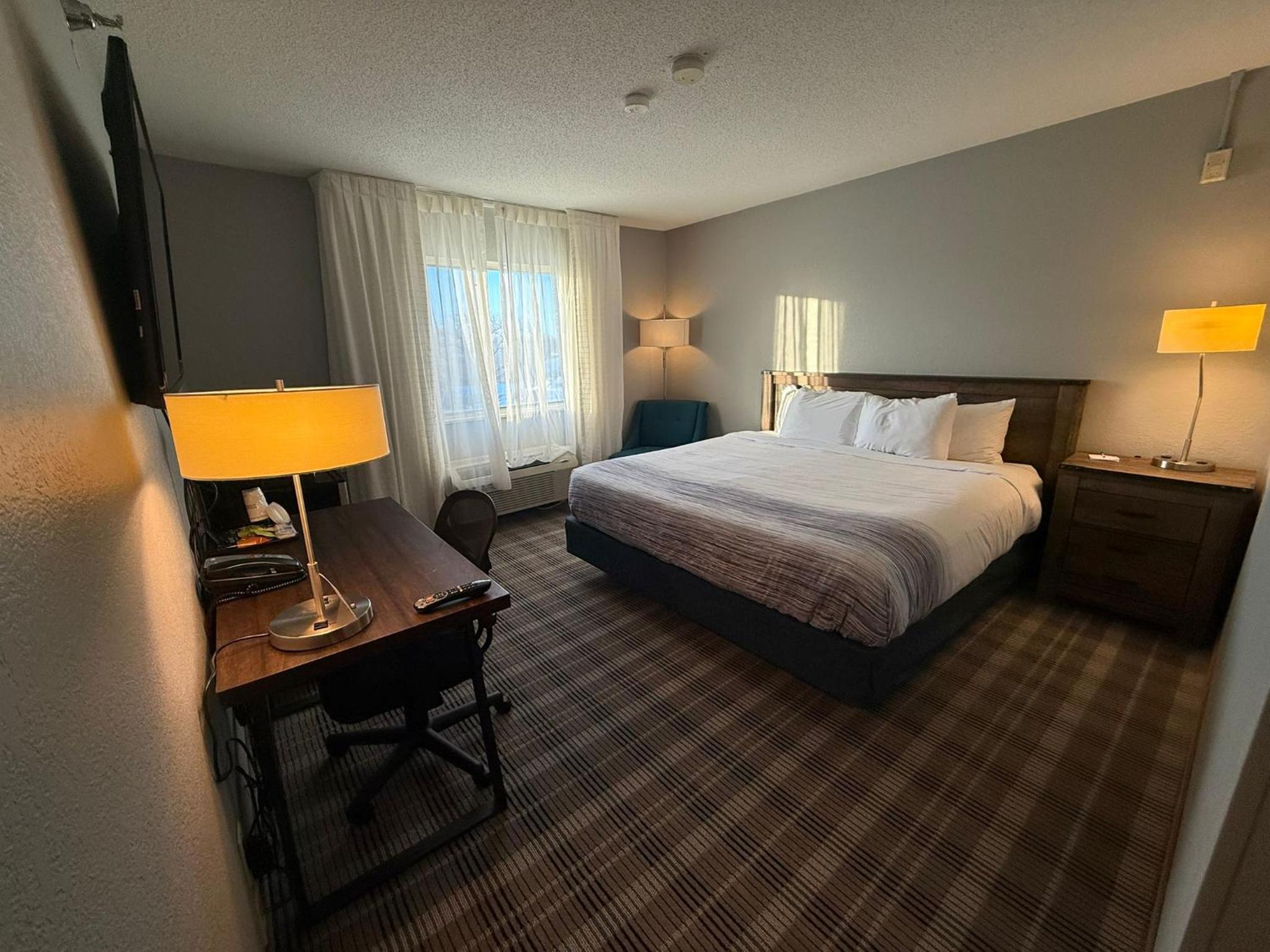 King Room - Non-Smoking - Photo 2