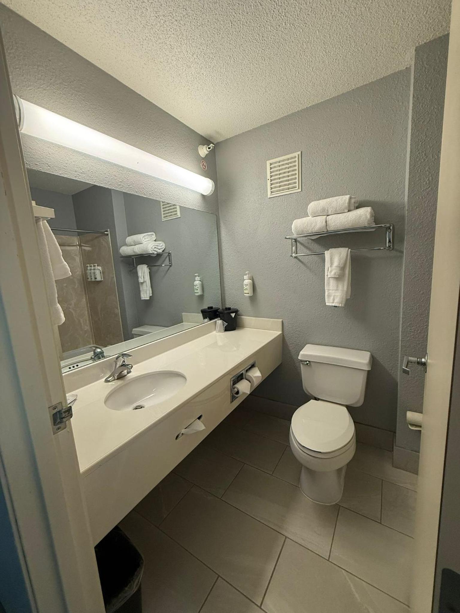 Queen Room with Two Queen Beds - Non-Smoking - Photo 2