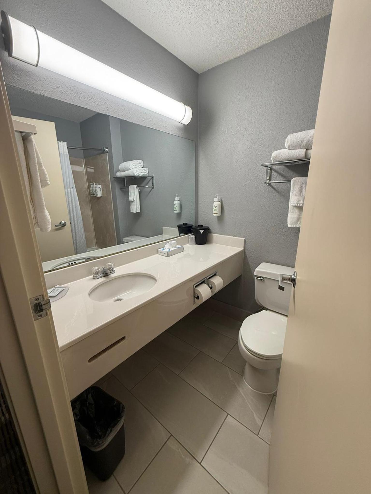 King Room - Non-Smoking - Photo 1
