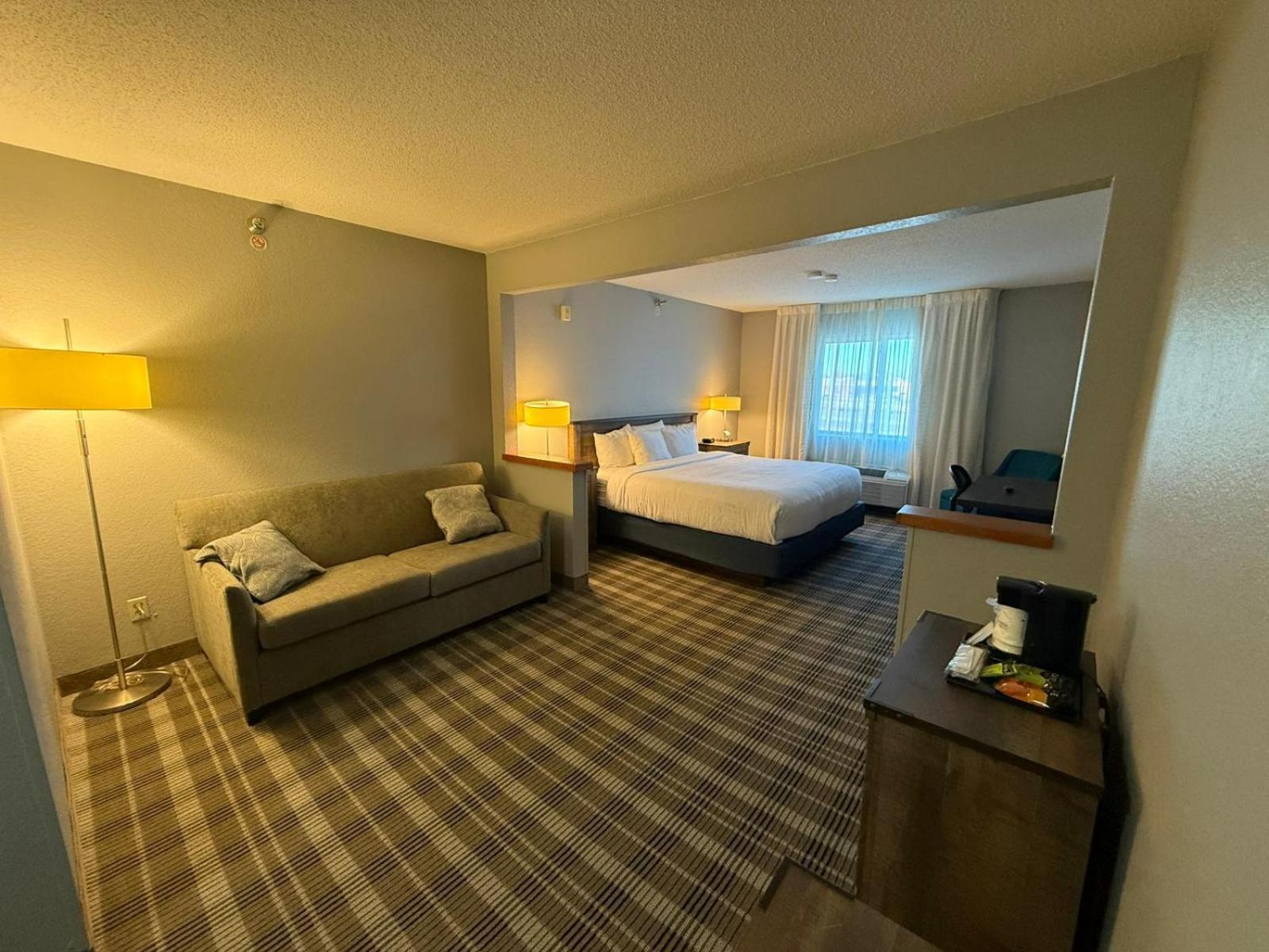 King Suite - Non-Smoking - Photo 2