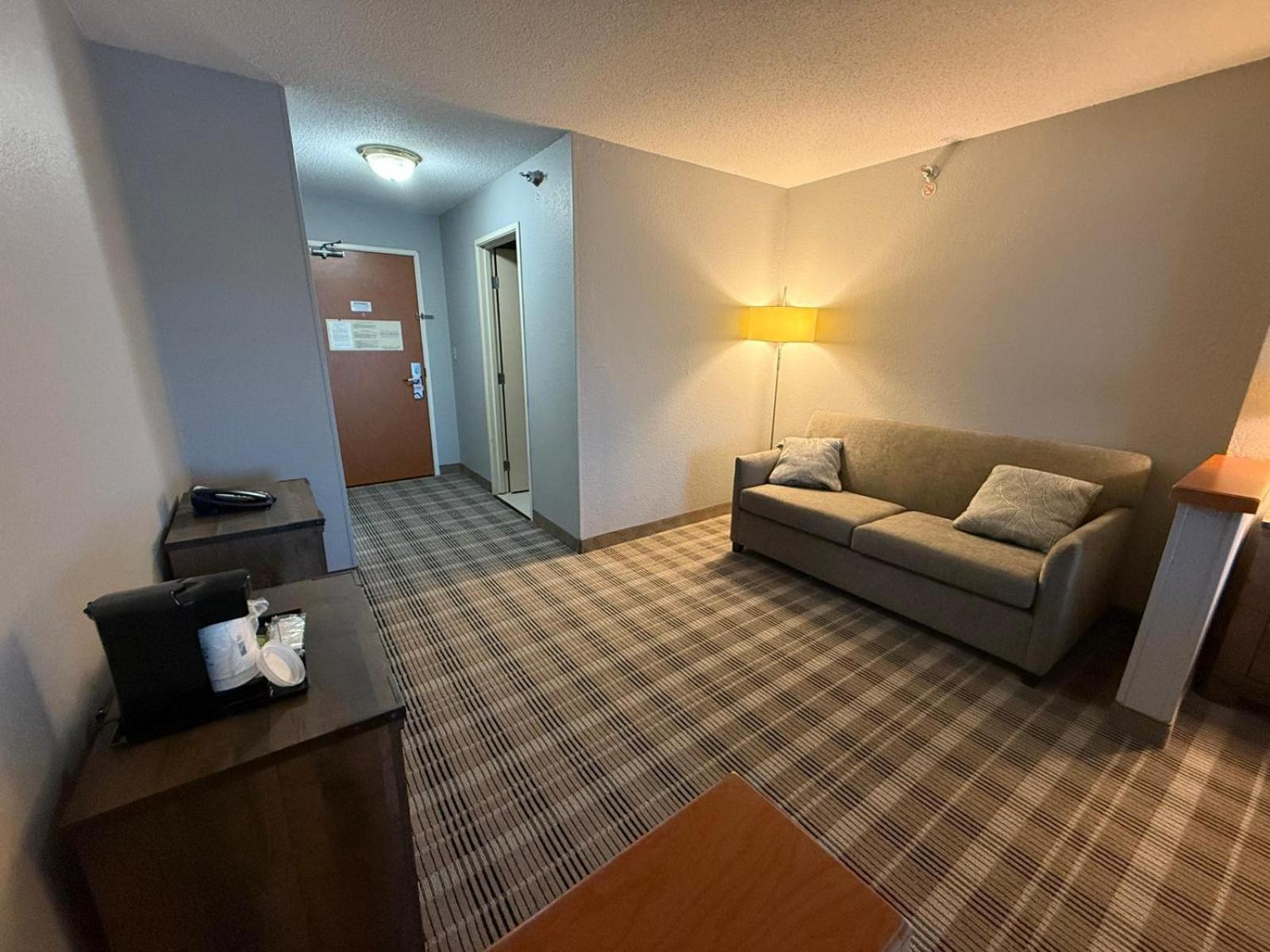 King Suite - Non-Smoking - Photo 3