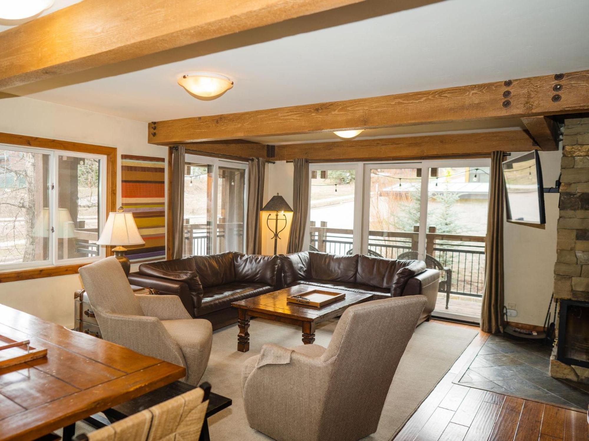 Three-Bedroom Apartment with Mountain View