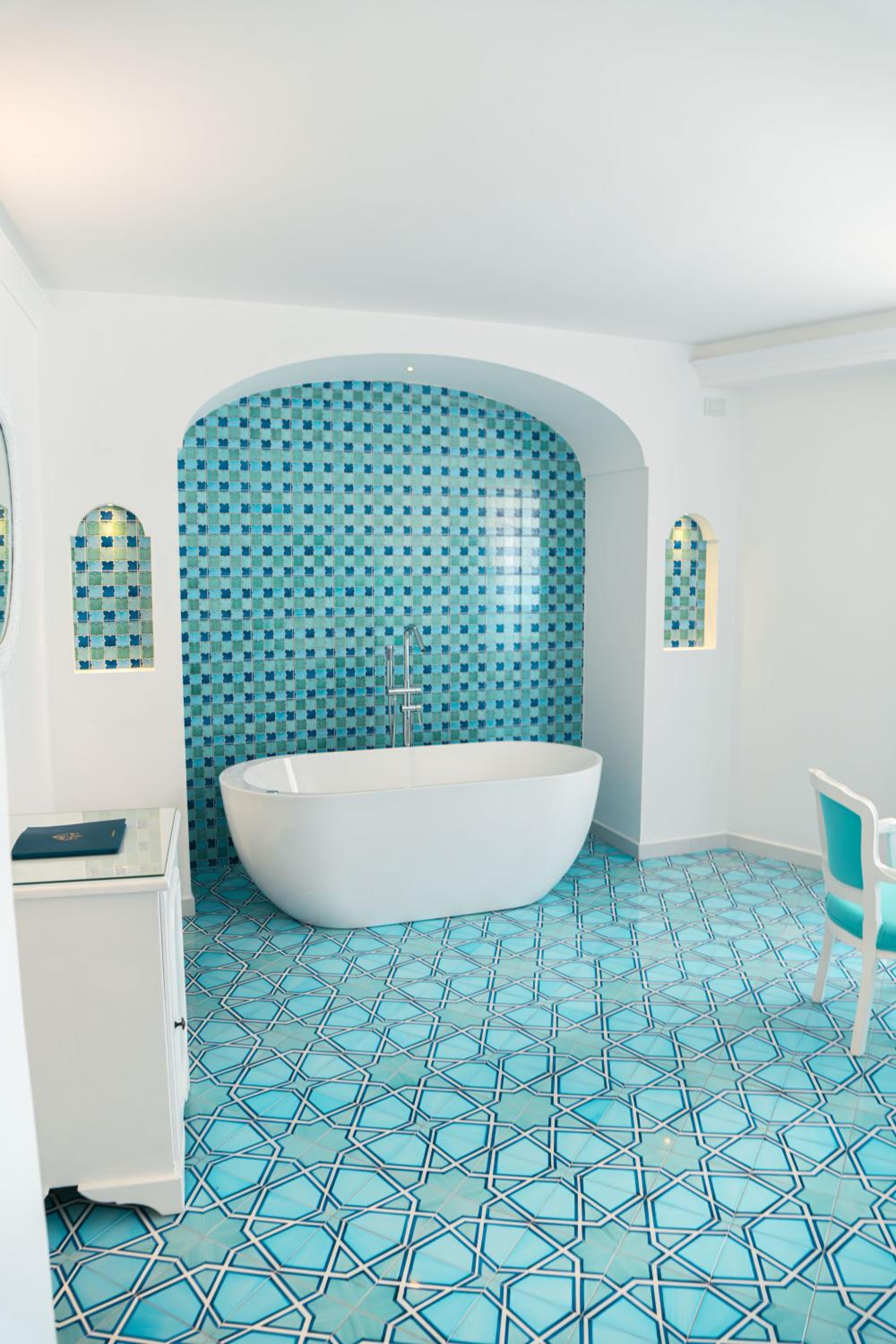Suite with Indoor Spa Bath and Sea View - Photo 4