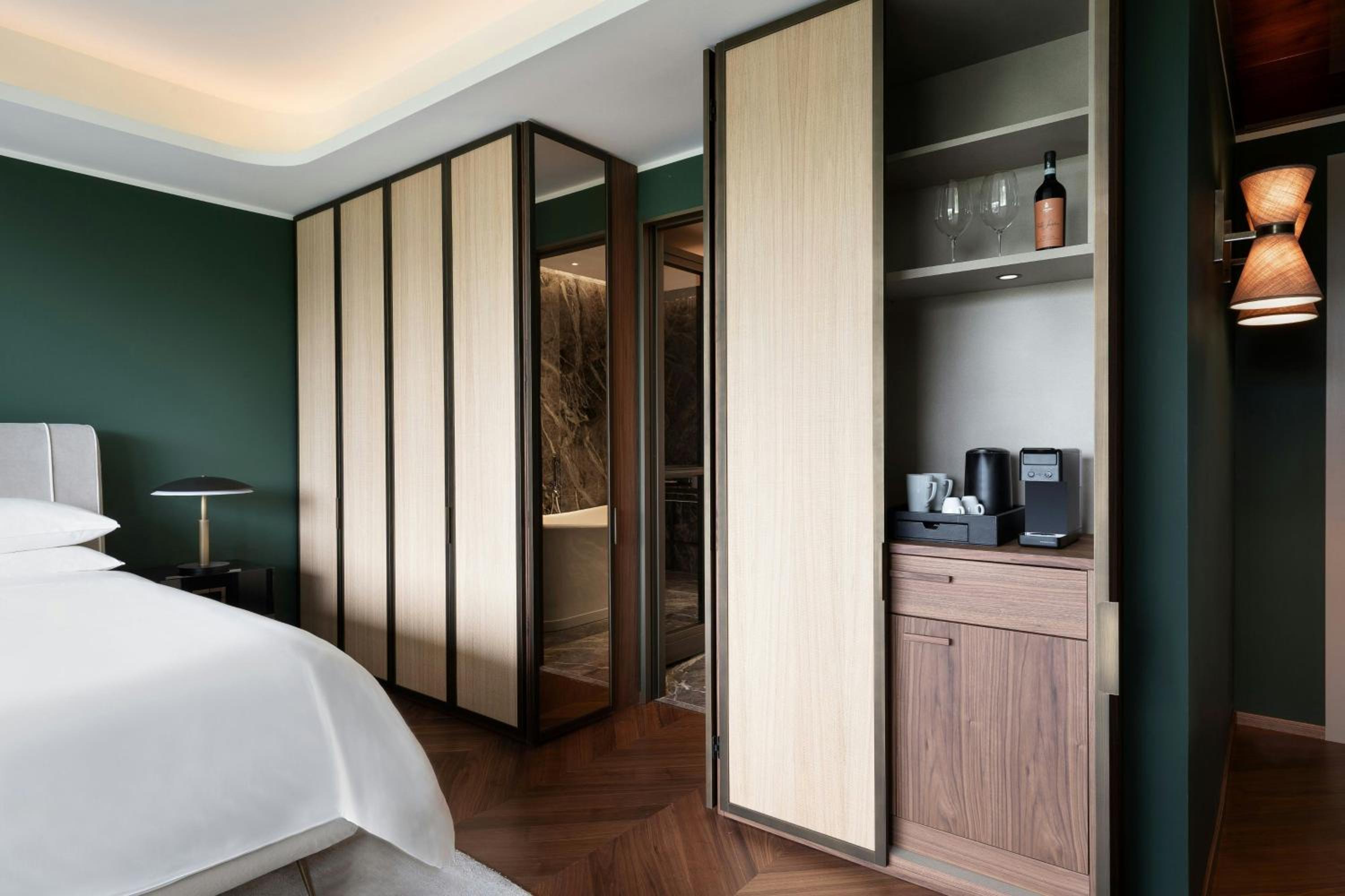 Junior King Suite with Sofa Bed - Photo 6