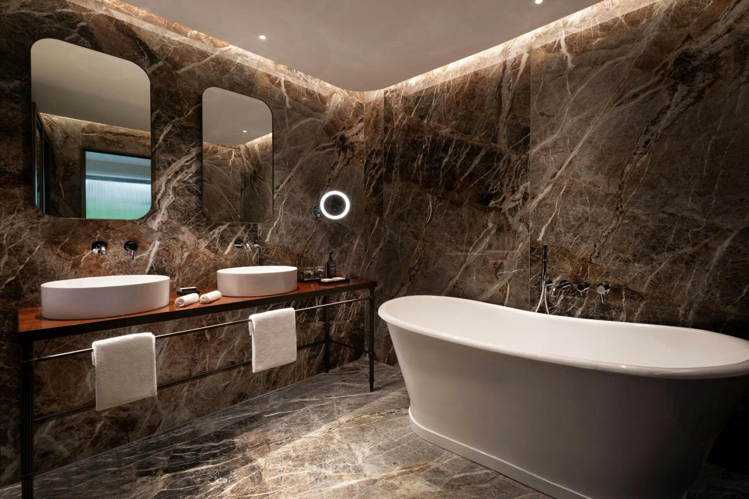 Junior King Suite with Sofa Bed - Photo 8