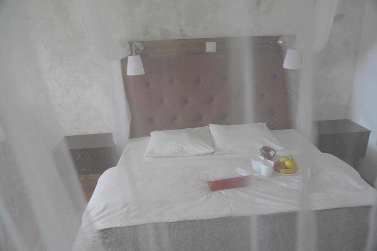 Deluxe Queen Room - Photo 9