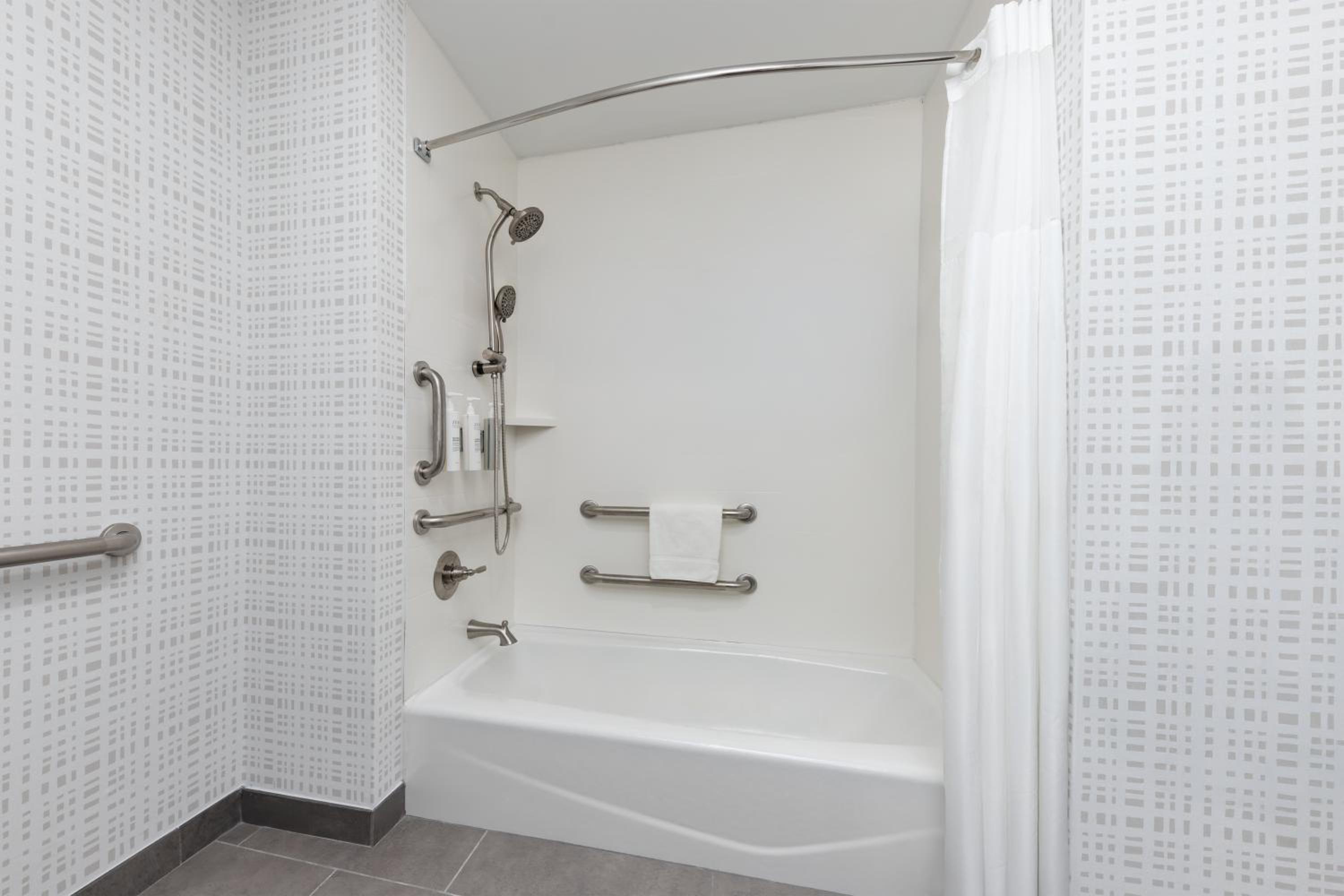 King Room with Bath Tub - Mobility Access - Photo 4