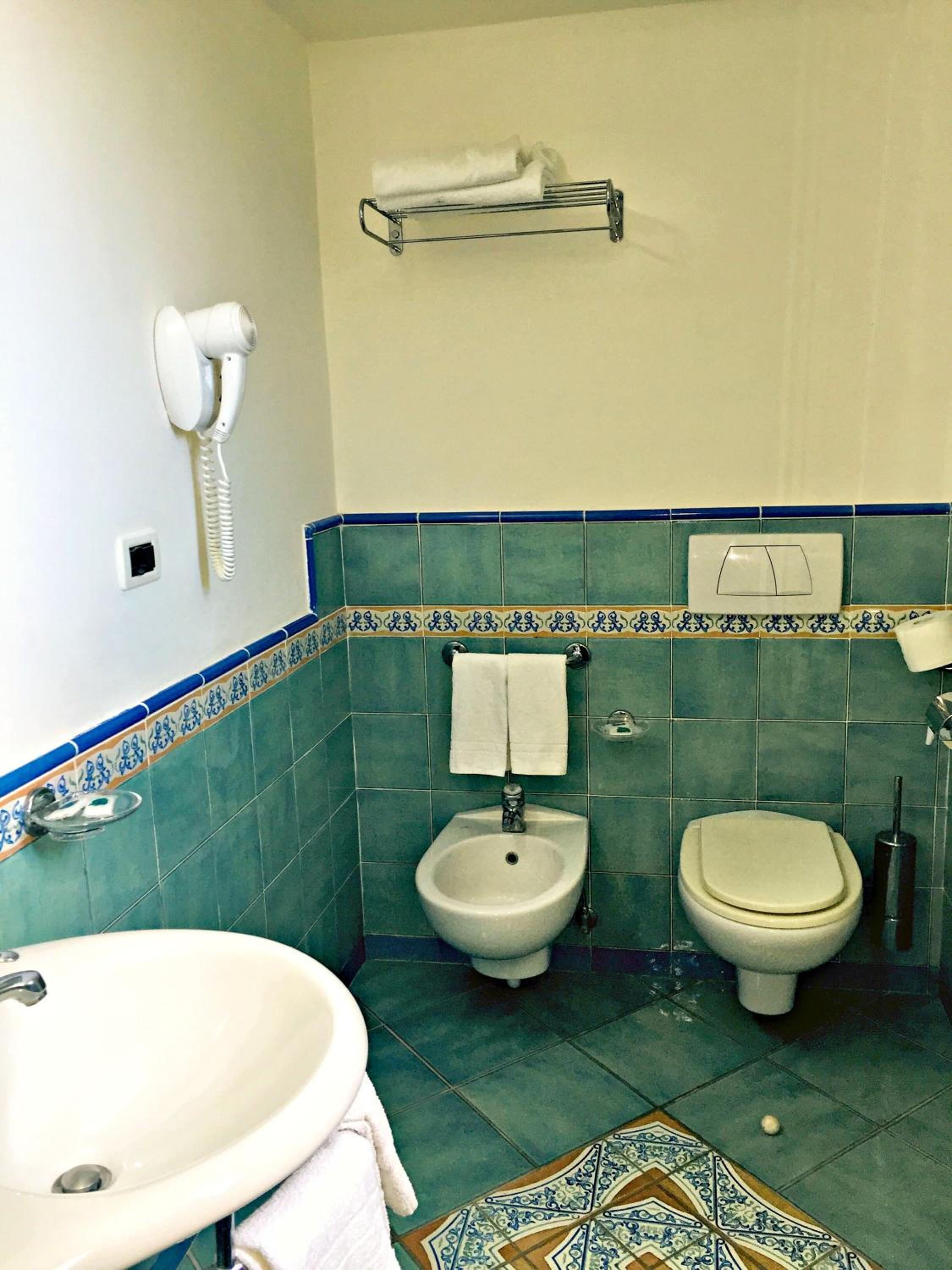 Standard Double Room - Photo 8