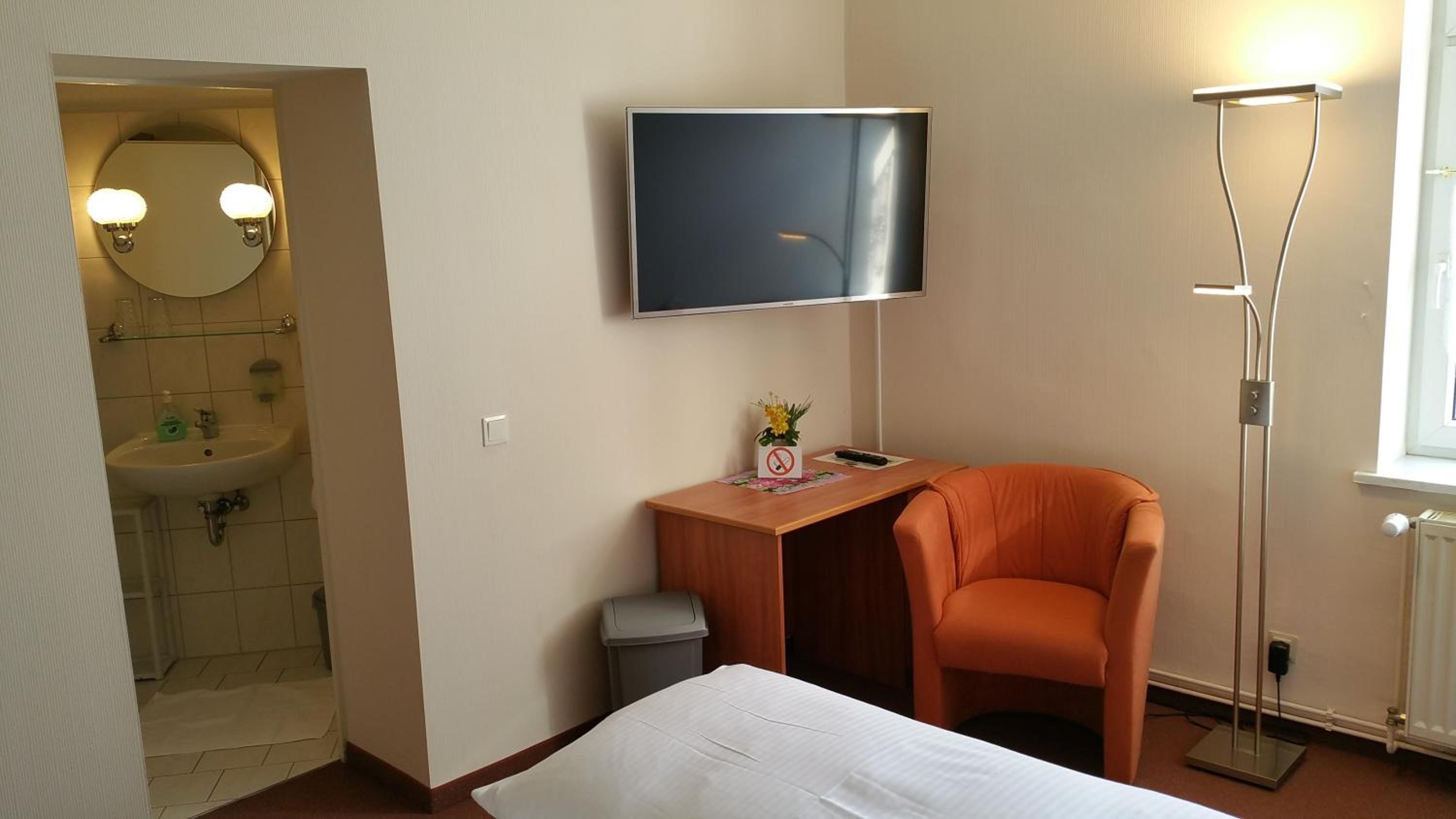 Double Room with Private Bathroom - Photo 6
