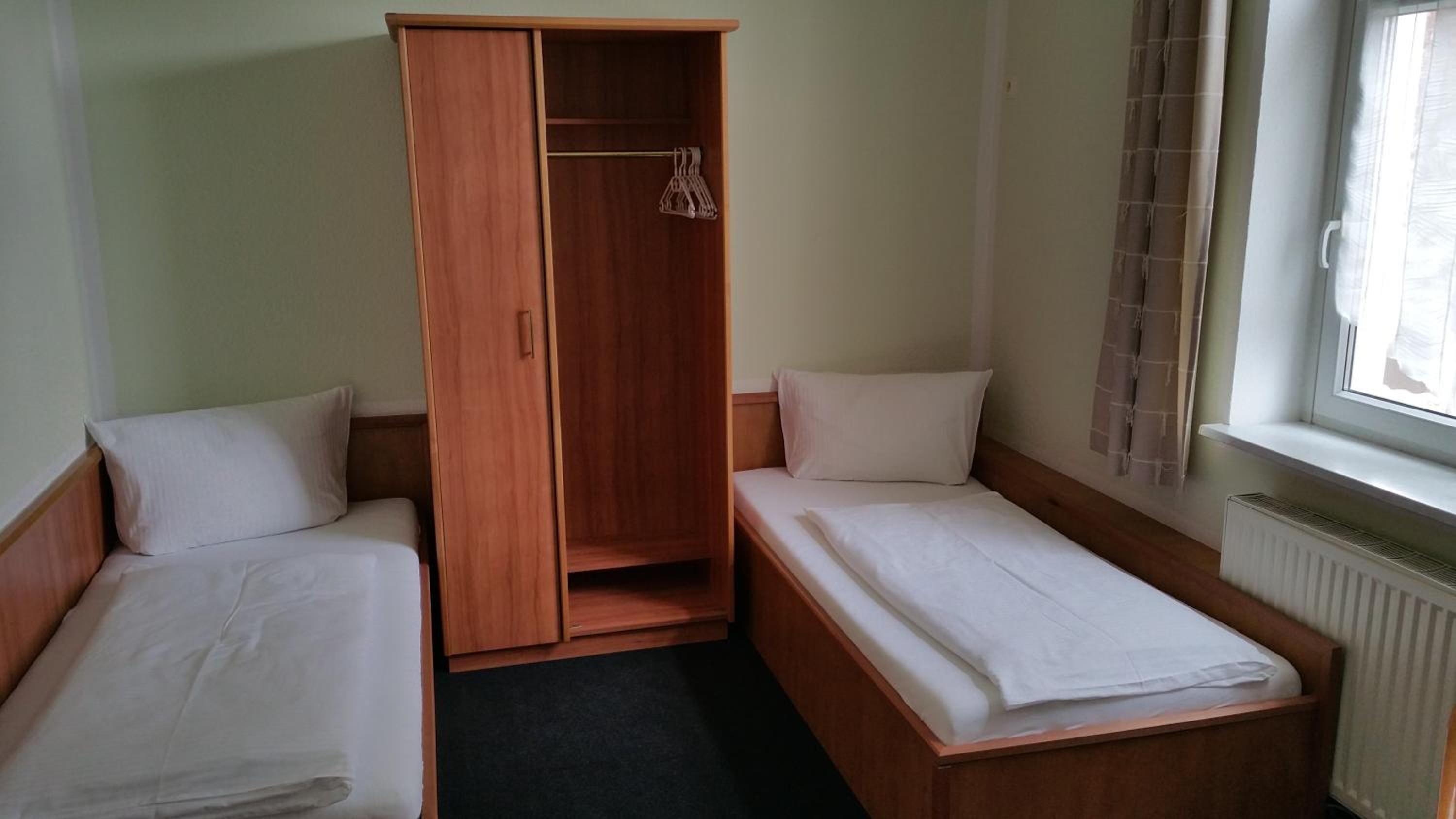 Twin Room with Private Bathroom - Photo 3