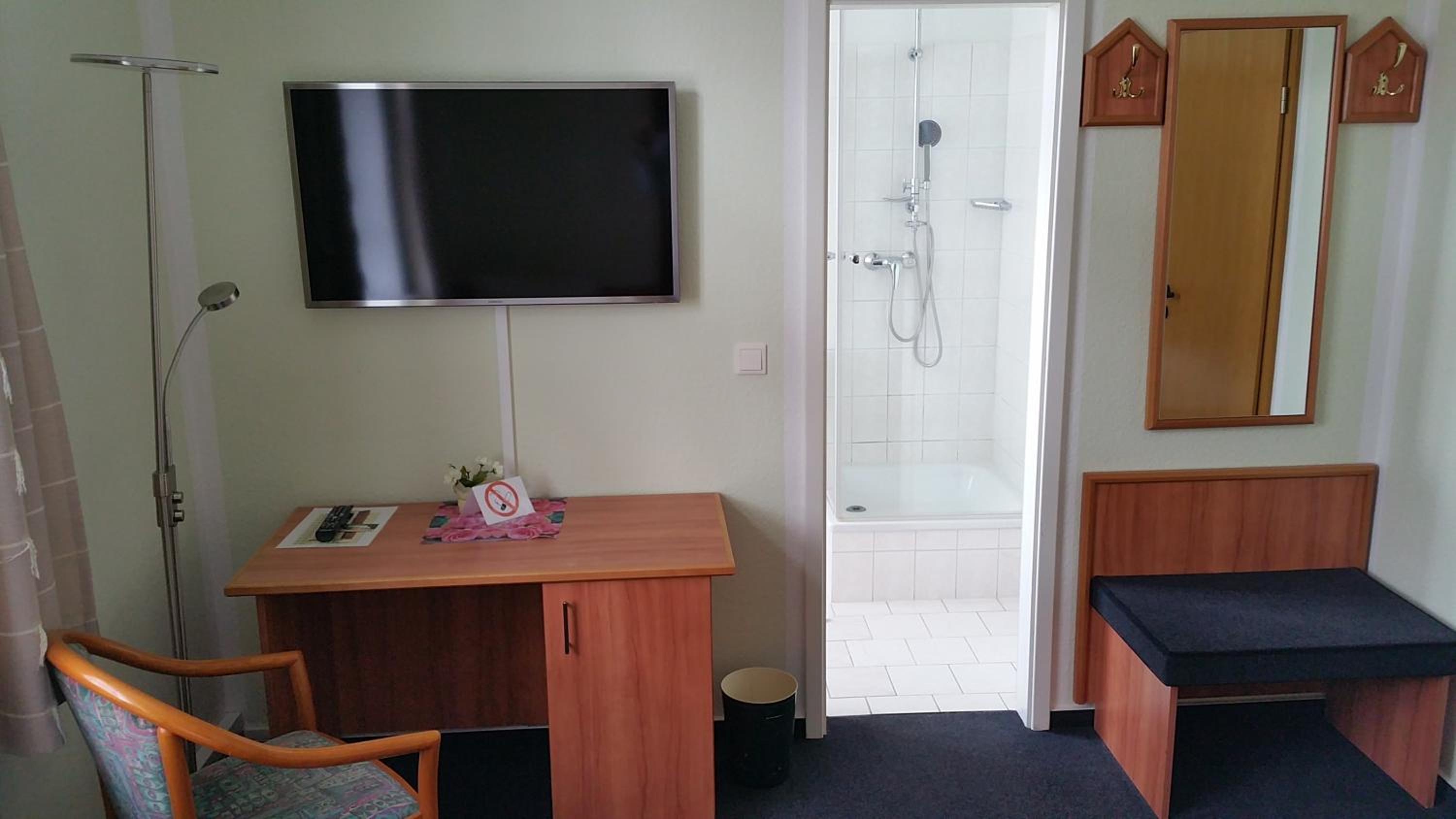 Twin Room with Private Bathroom - Photo 2