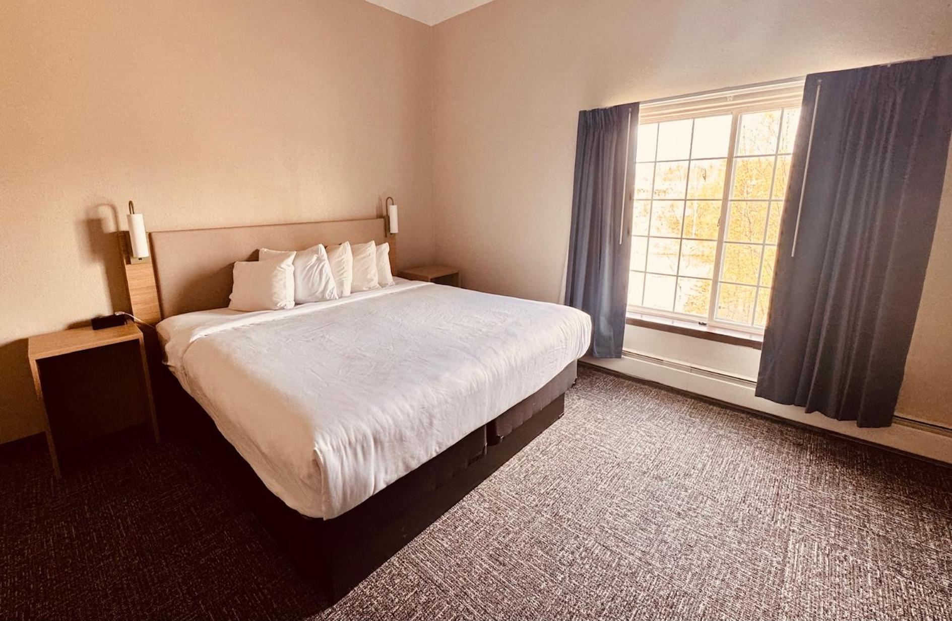 Deluxe King Room - Non-Smoking - Photo 2