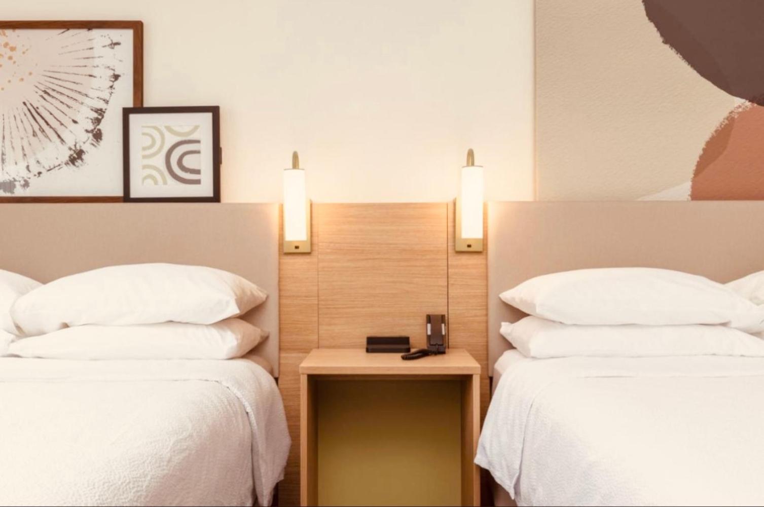 Queen Room with Two Queen Beds, Mobility/Hearing access and Bathtub with Grab Bars, Non-Smoking - Photo 4