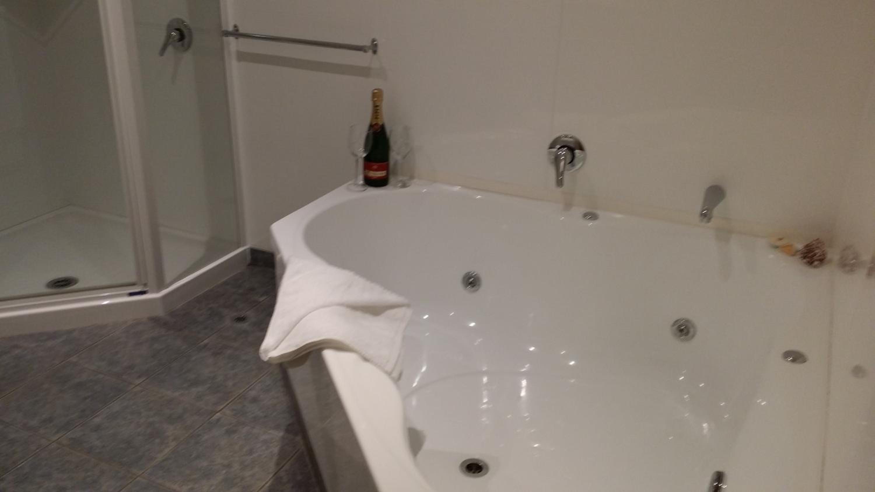 King Suite with Spa Bath - Photo 9
