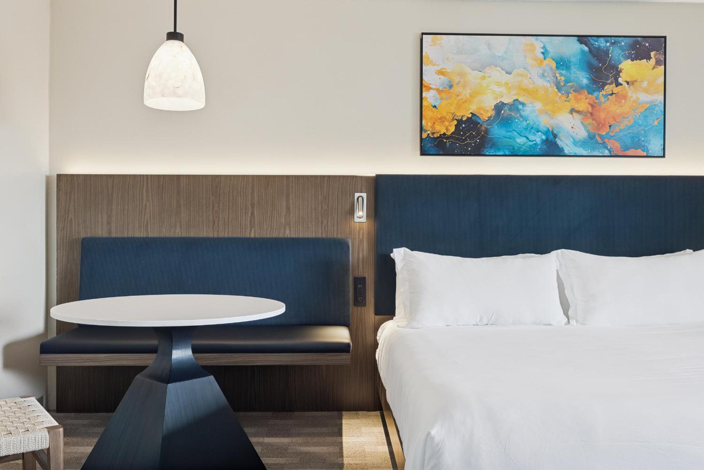 Deluxe King Room - Photo 7