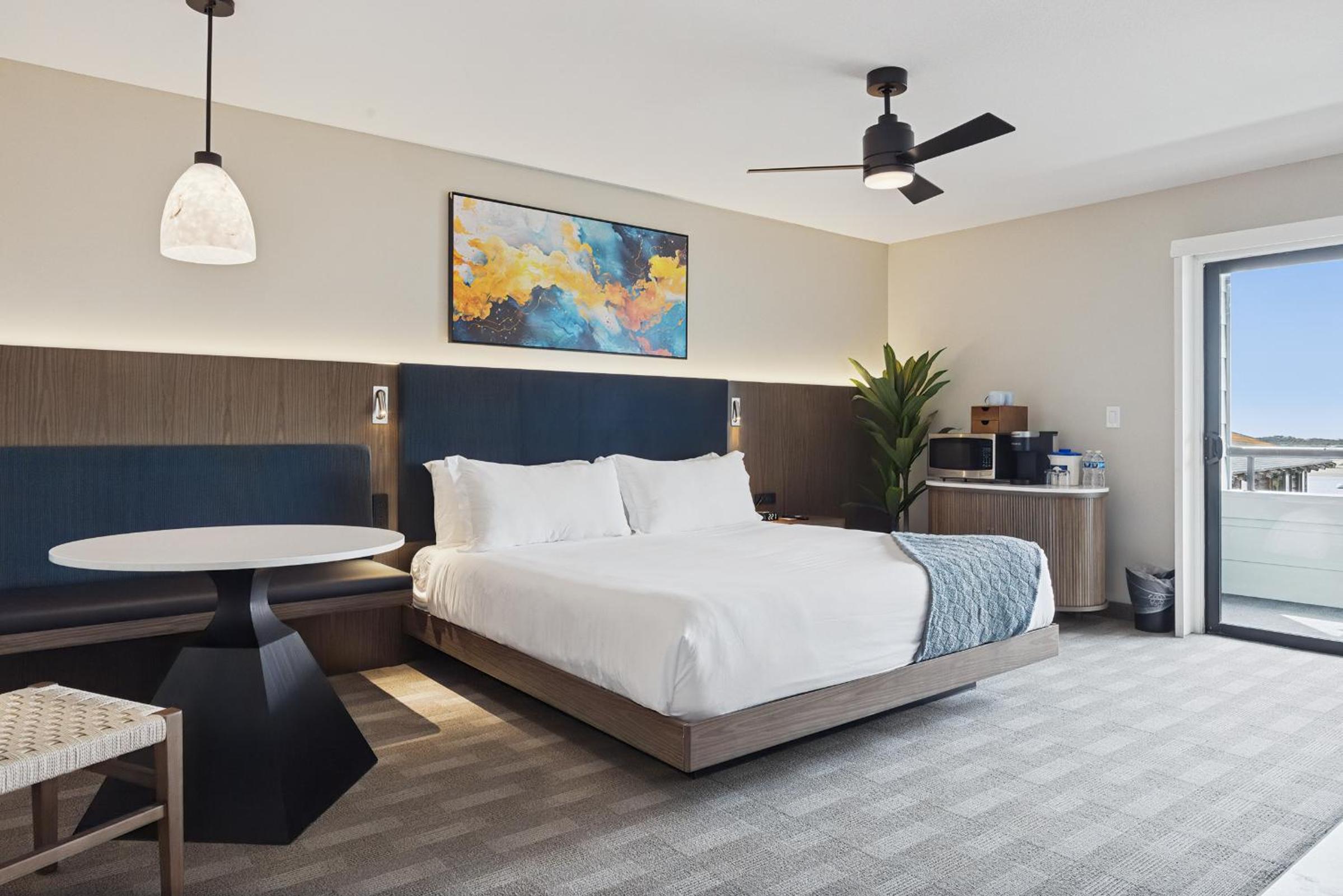 Deluxe King Room - Photo 8