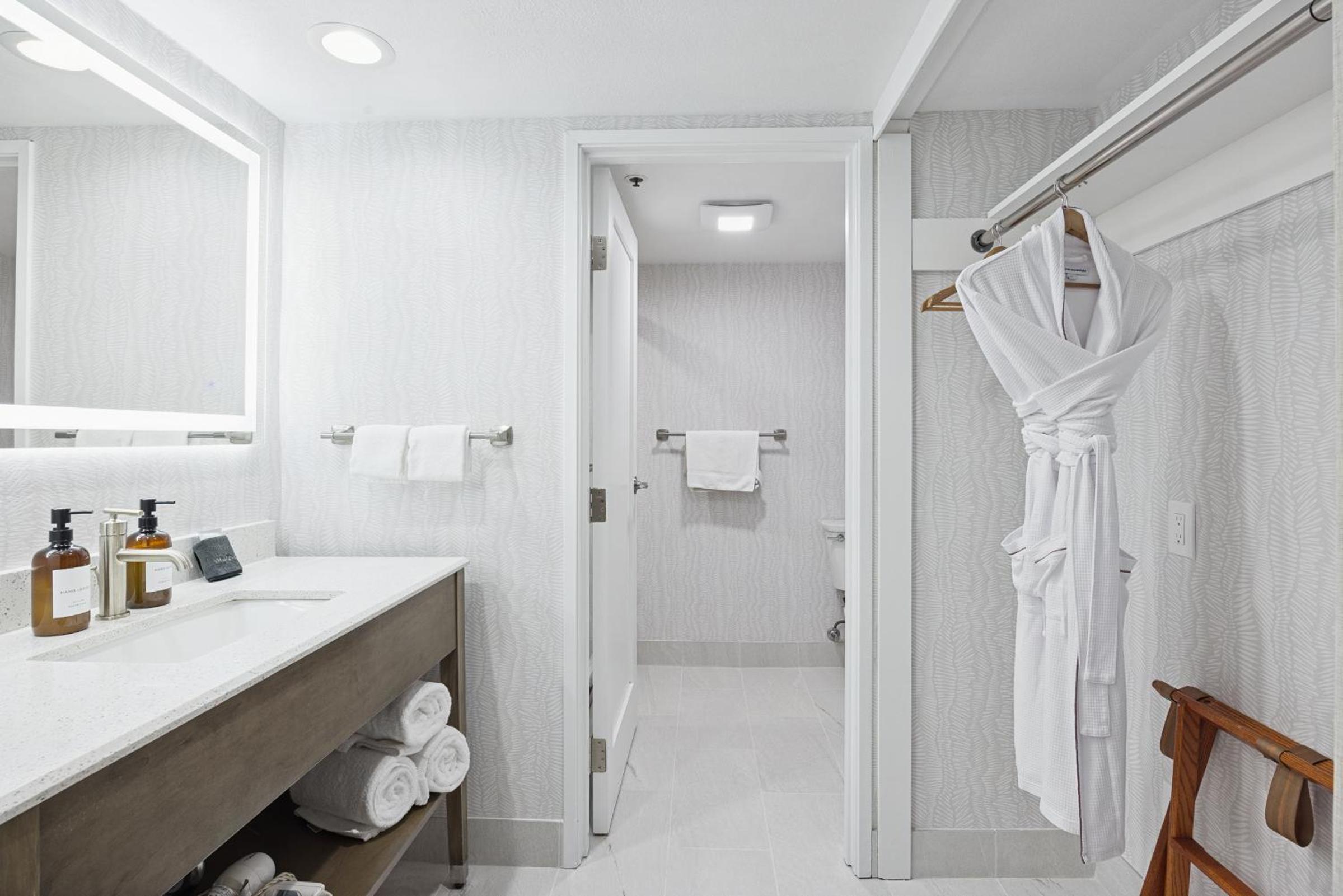 Deluxe King Room - Photo 11