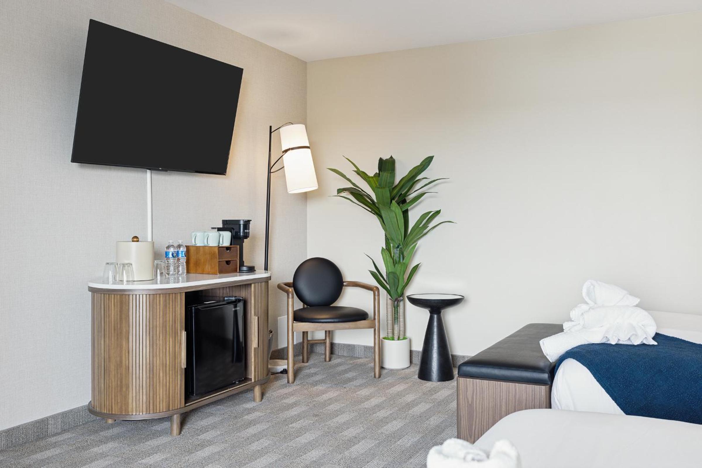 Deluxe Double Room with Balcony - Photo 3