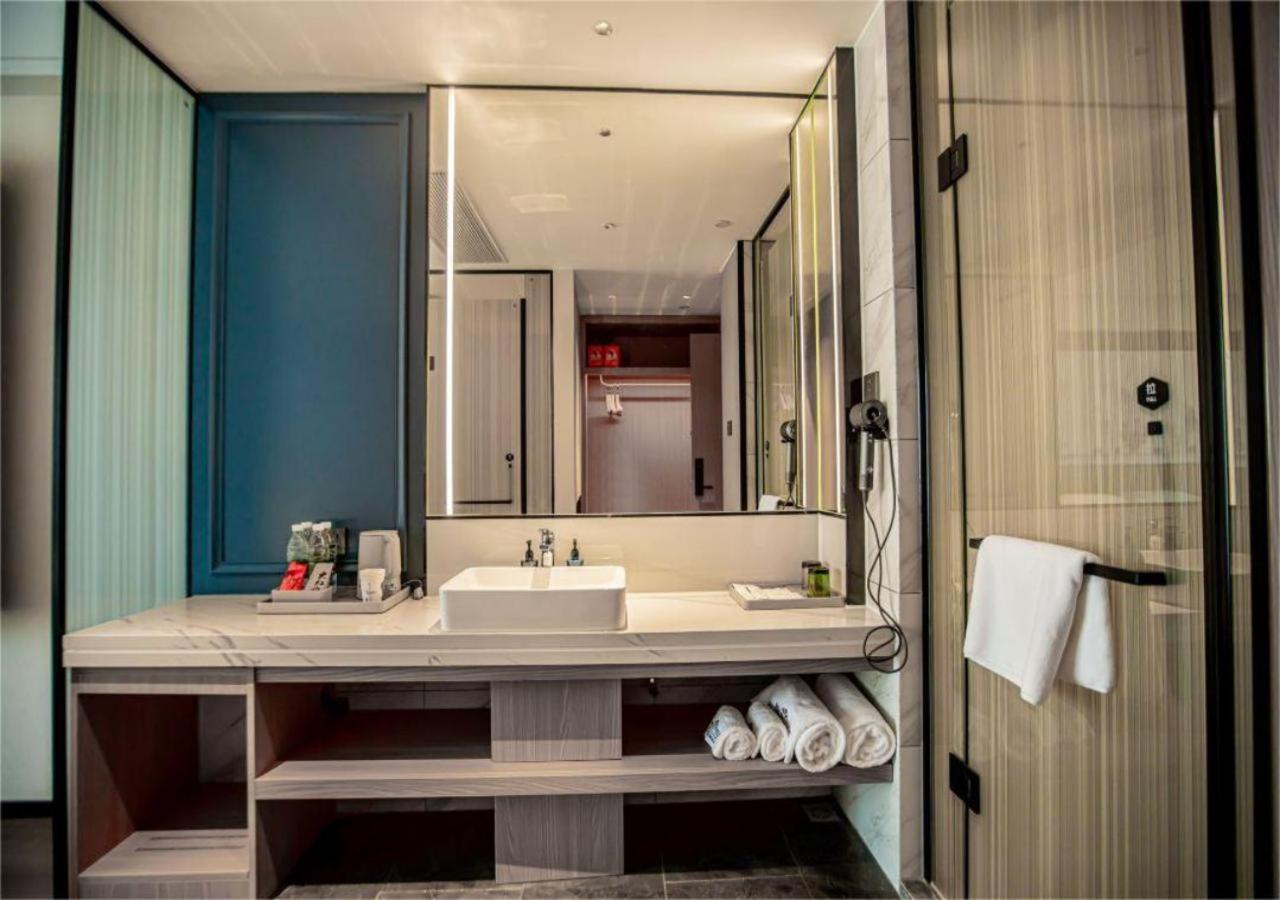 King Room with Mobility Accessible photo 2