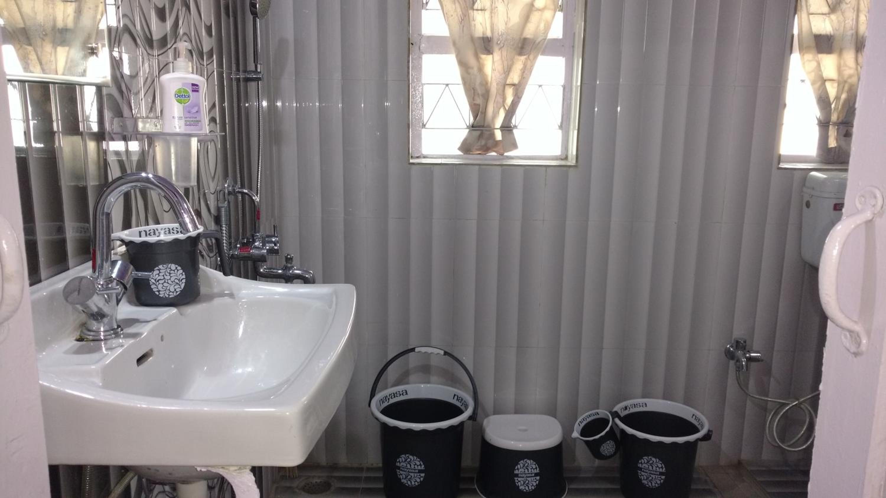 Double Room with Bathroom (Gray) - Photo 12