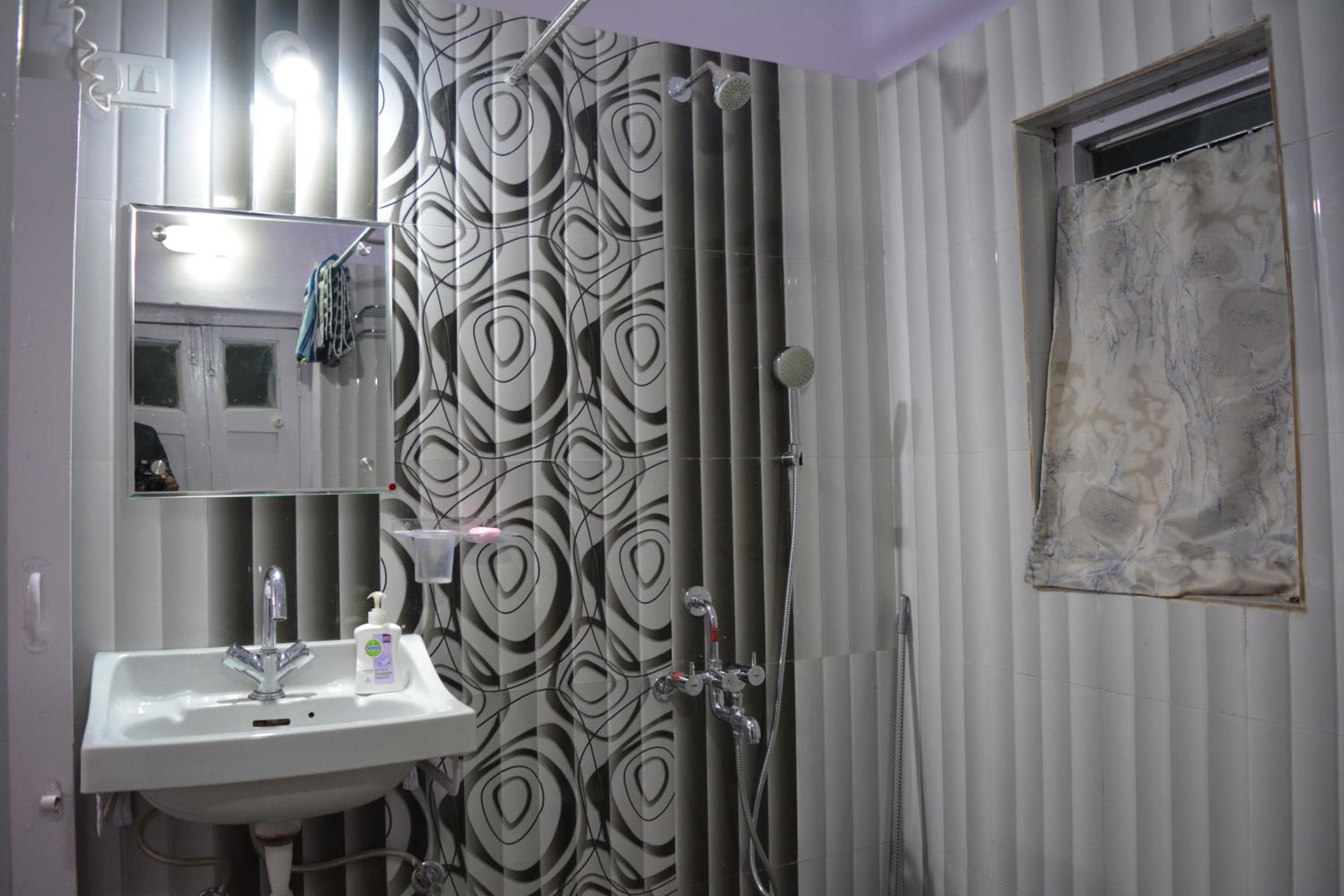 Double Room with Bathroom (Gray) - Photo 11