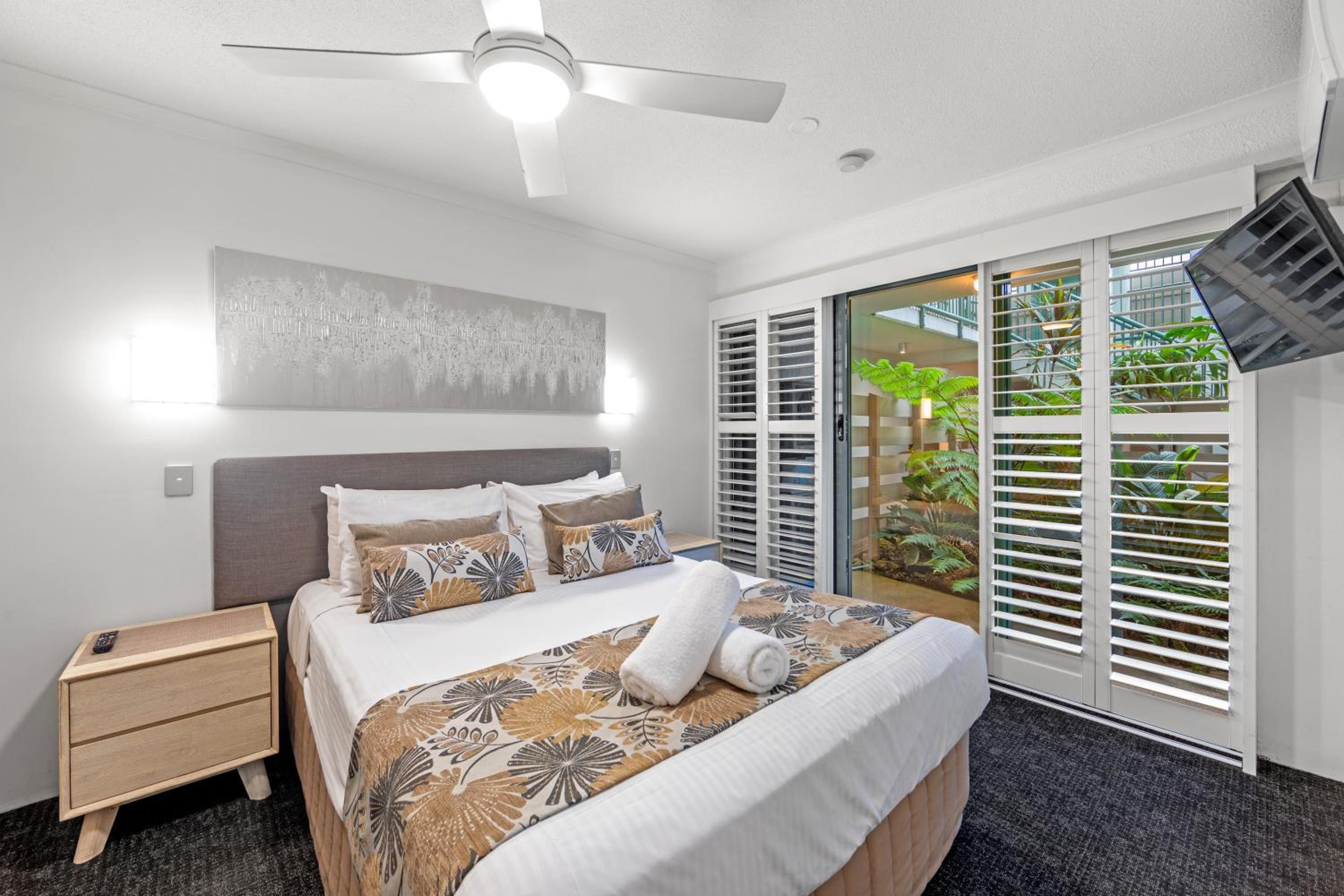 Pet Friendly Two-Bedroom Apartment Ocean Views Lower Level photo 2