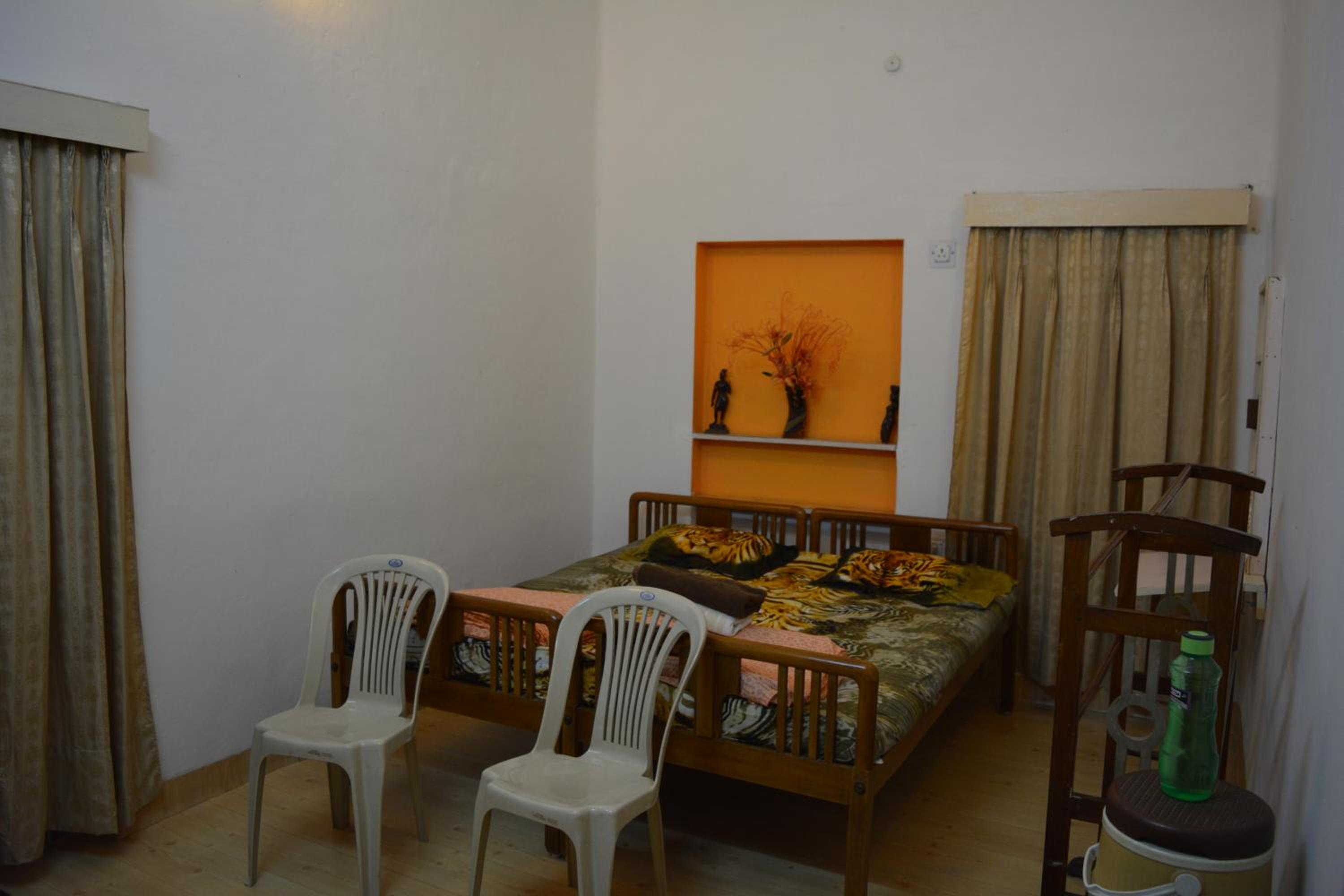 Economy Double Room (Brown) - Photo 7