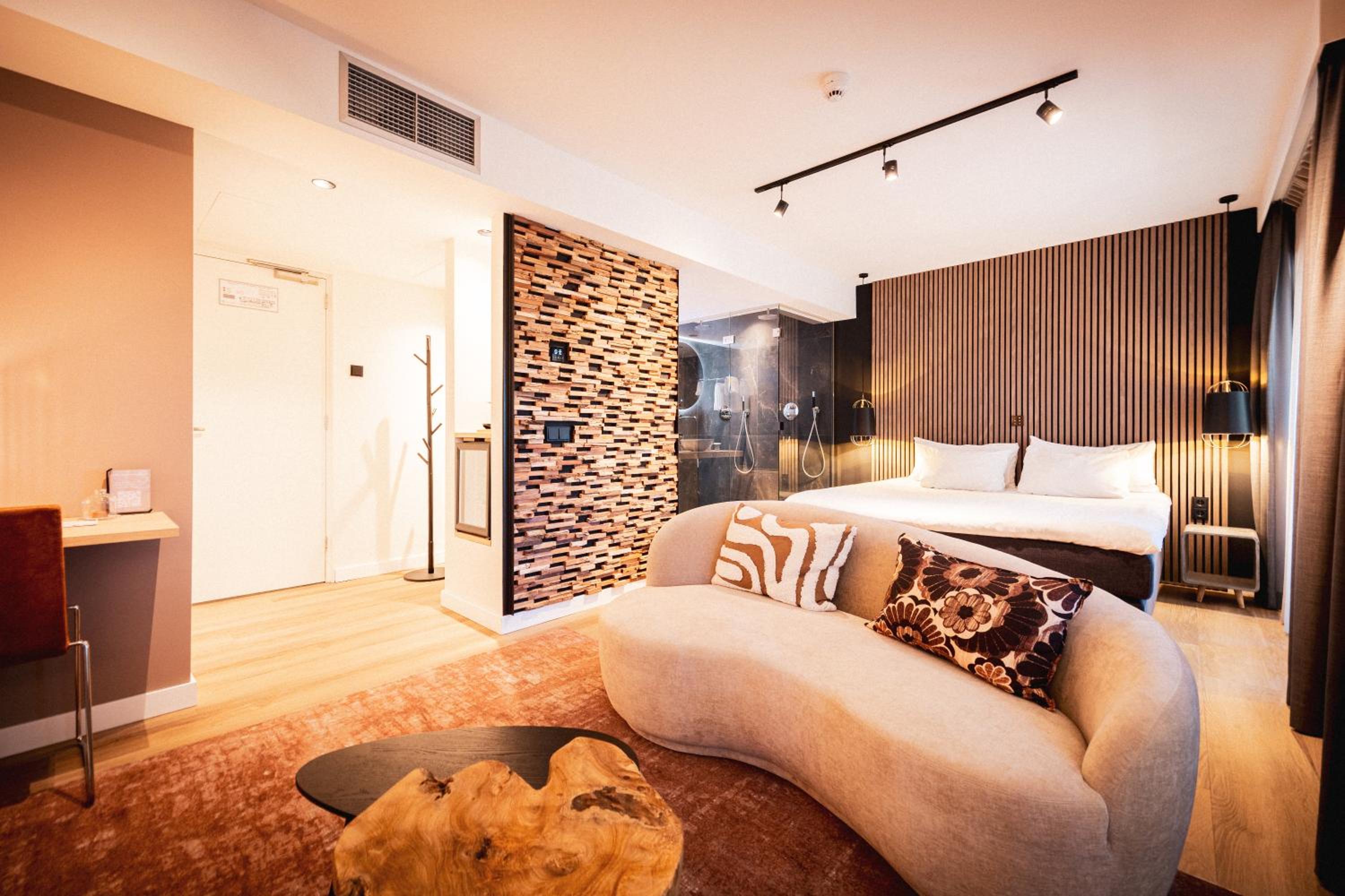 Deluxe Double Room with Shower - Photo 2