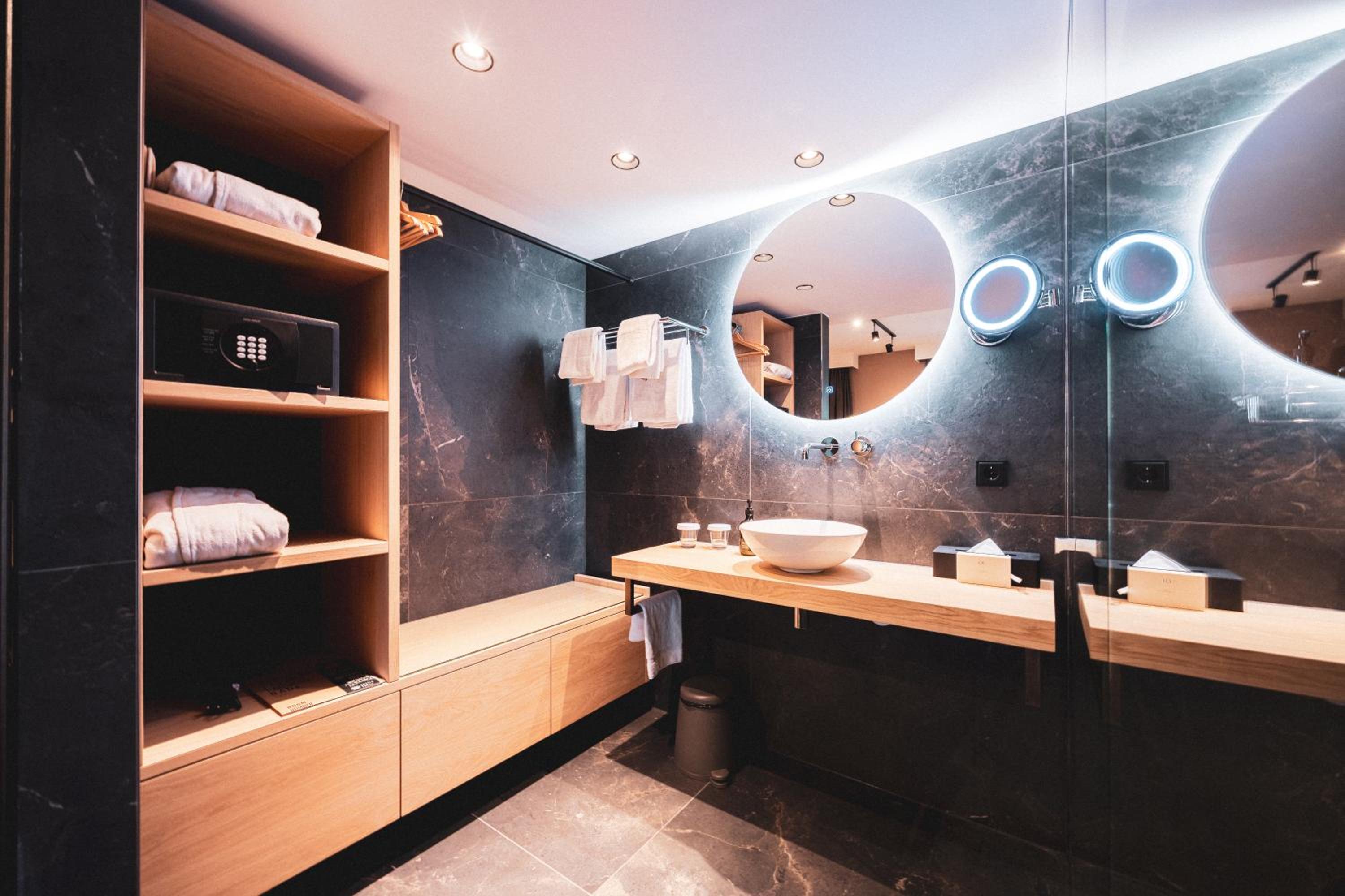 Deluxe Double Room with Shower - Photo 3