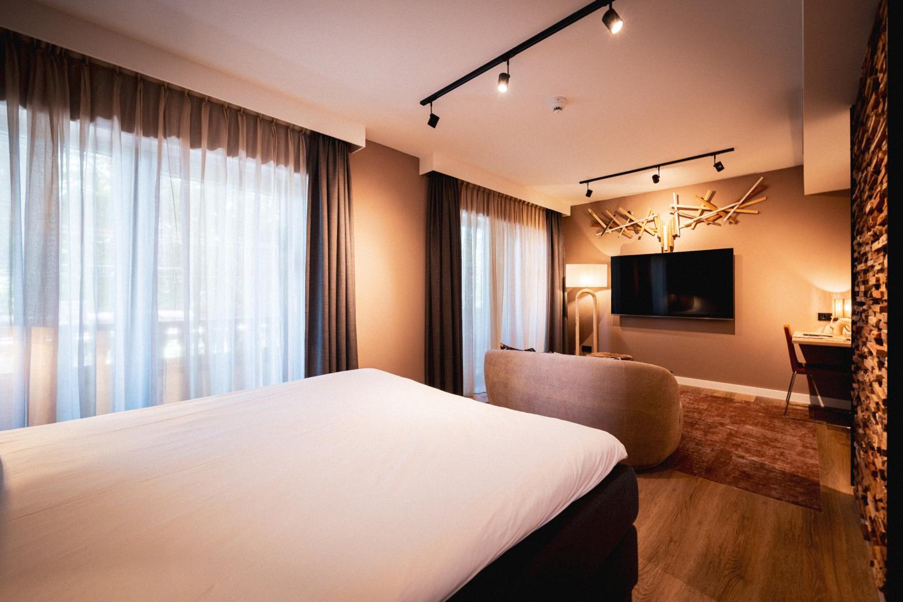 Deluxe Double Room with Shower - Photo 4